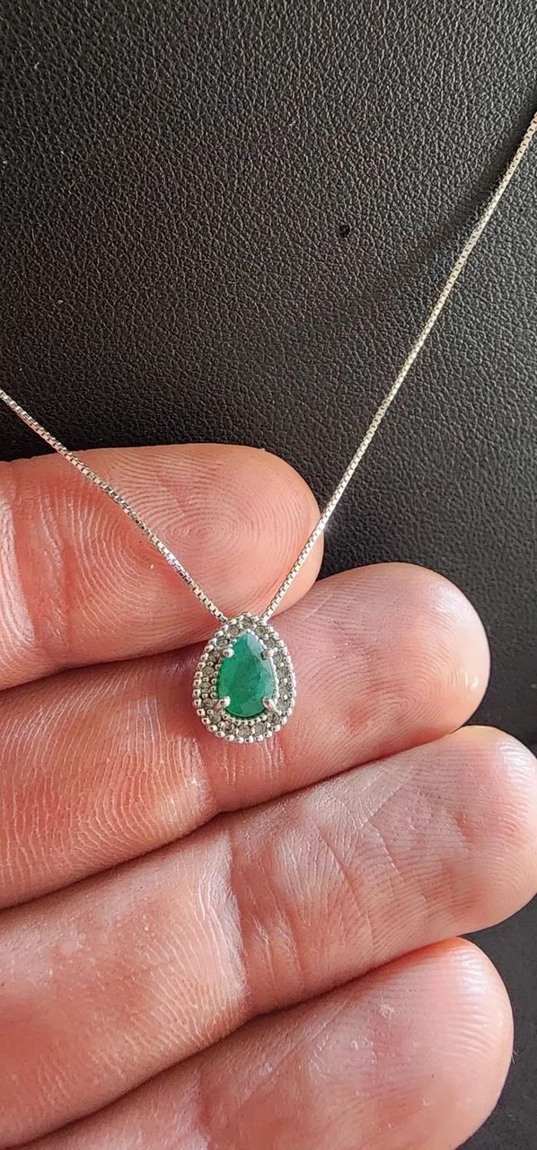 Colar de ouro branco com esmeralda e diamantes