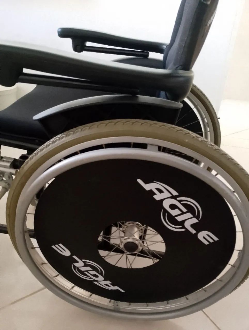 Cadeira de rodas dobrável marca Jaguaribe  - Foto 3