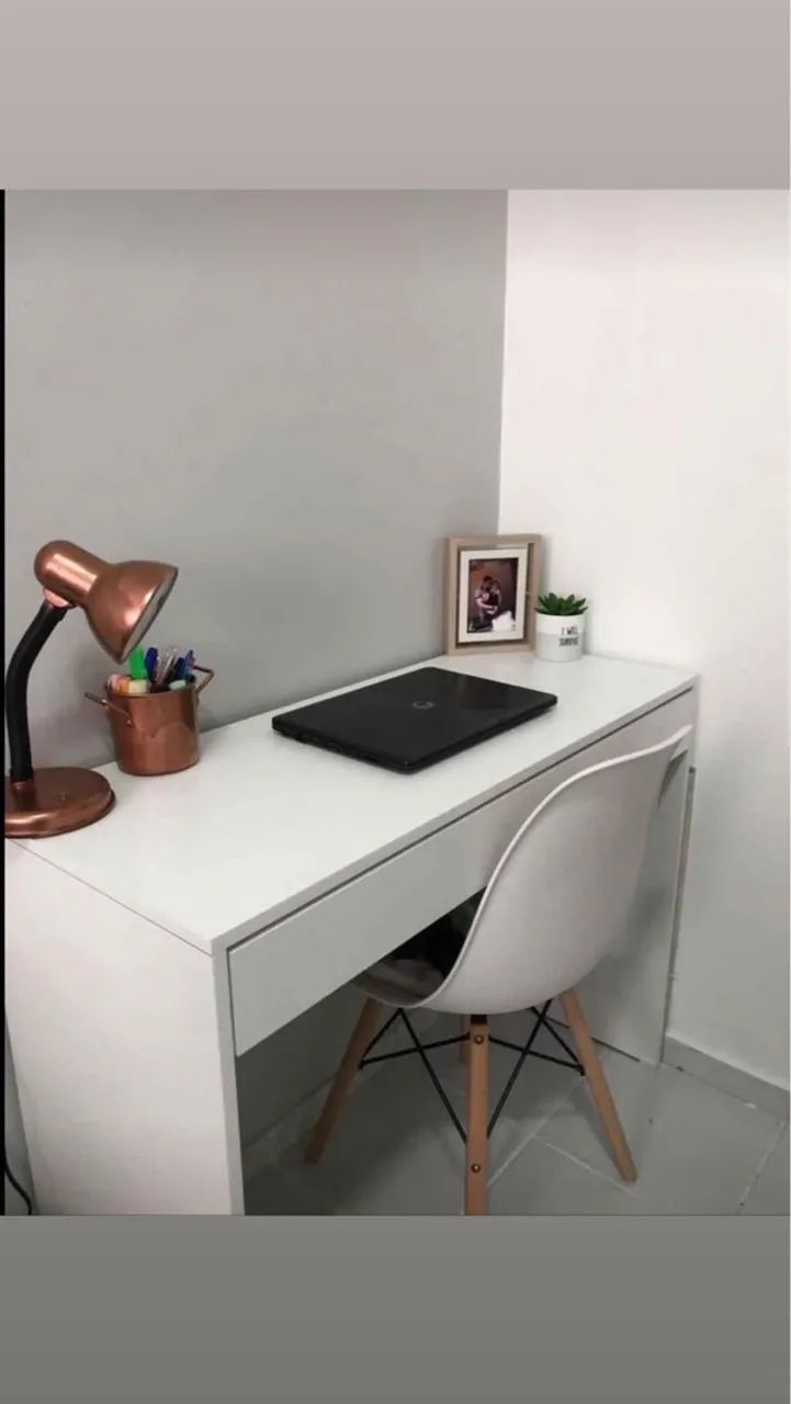 Mesa de escritório moderna e funcional