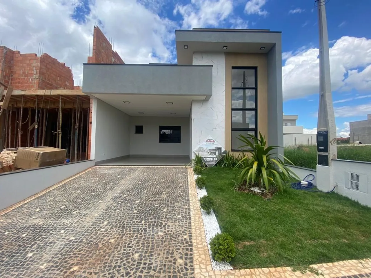 Casa com piscina à venda no Condomínio Terras da Estância em Paulínia - SP.