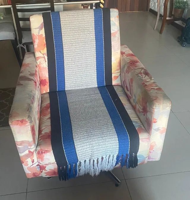 Poltrona fixa em tecido estampado - Foto 4