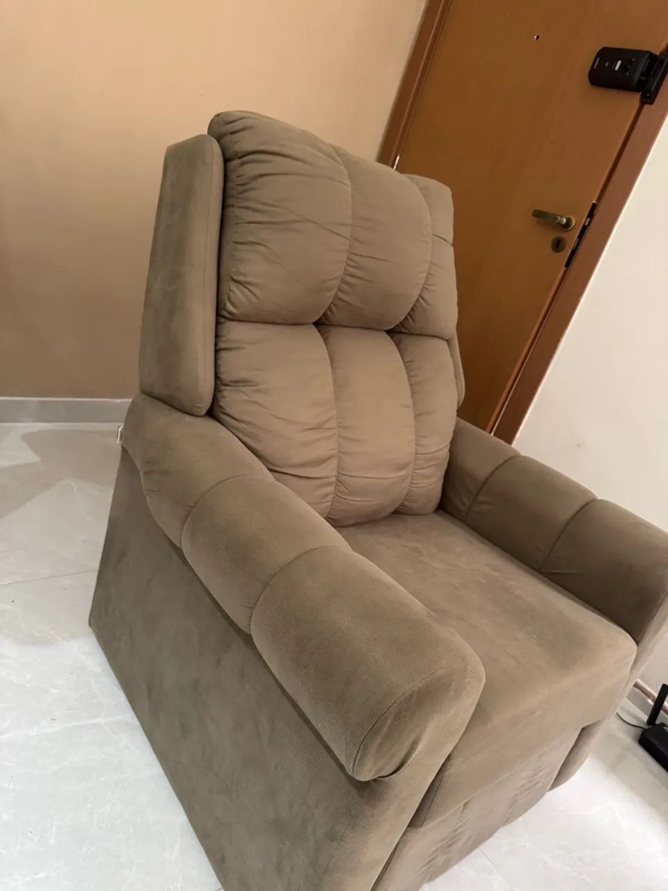Poltrona Reclinável Suede Herval - Nova, apenas 30 dias de uso! - Foto 2