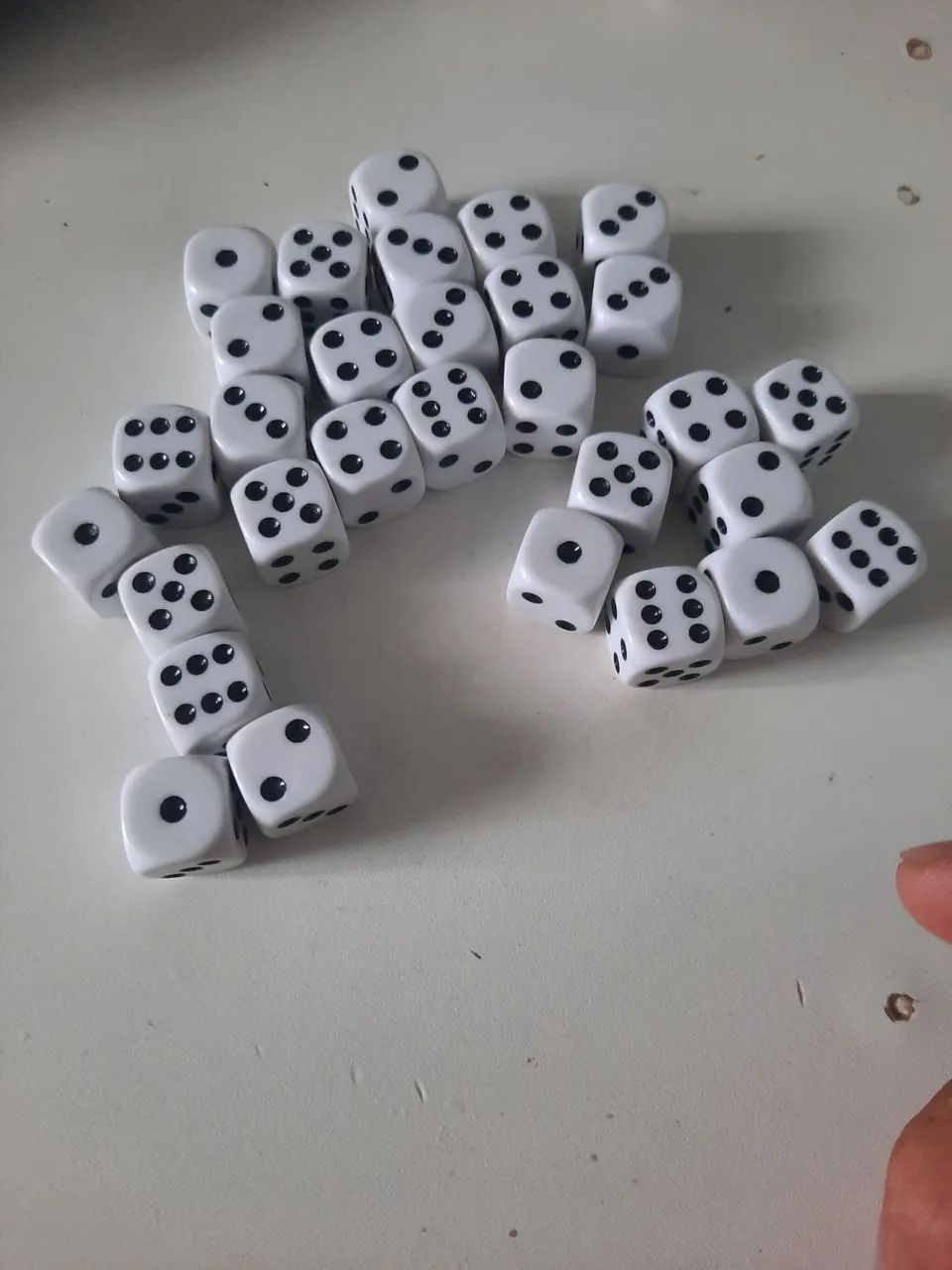 Jogo de 30 dados 6 lados preto e branco - Foto 3