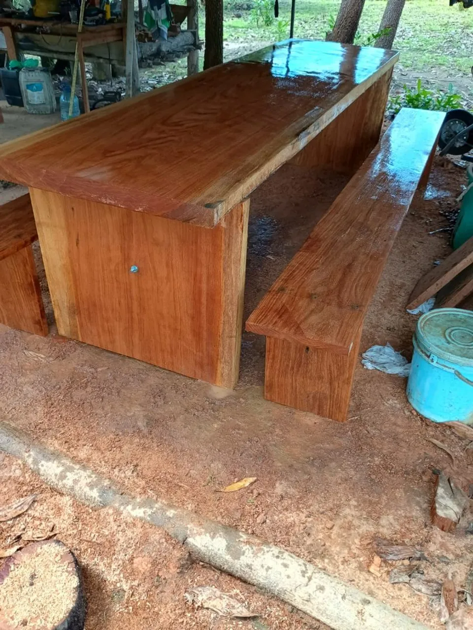Mesa de madeira maciça com bancos