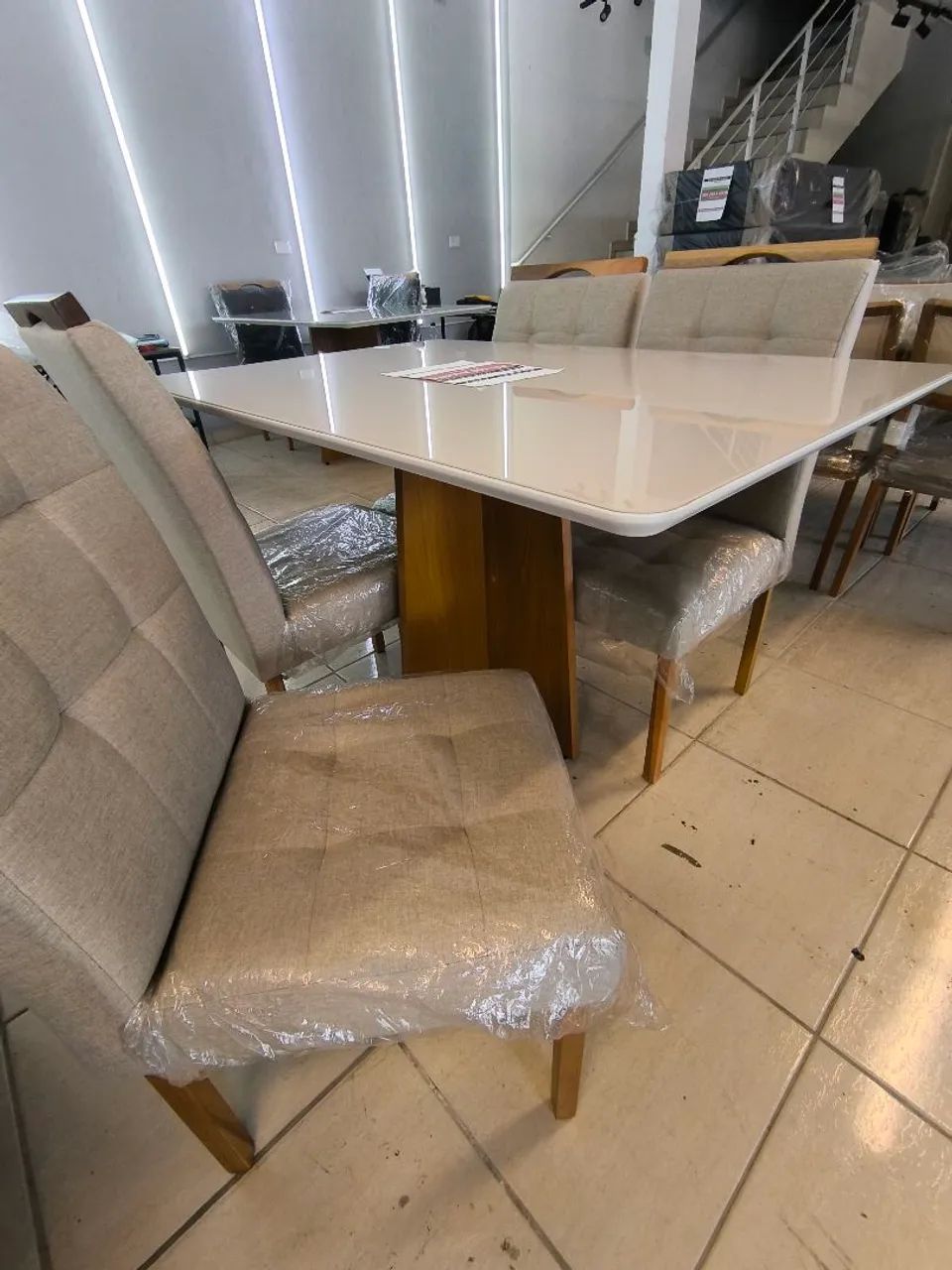 Mesa de Jantar com 4 Cadeiras belíssima  - Foto 4