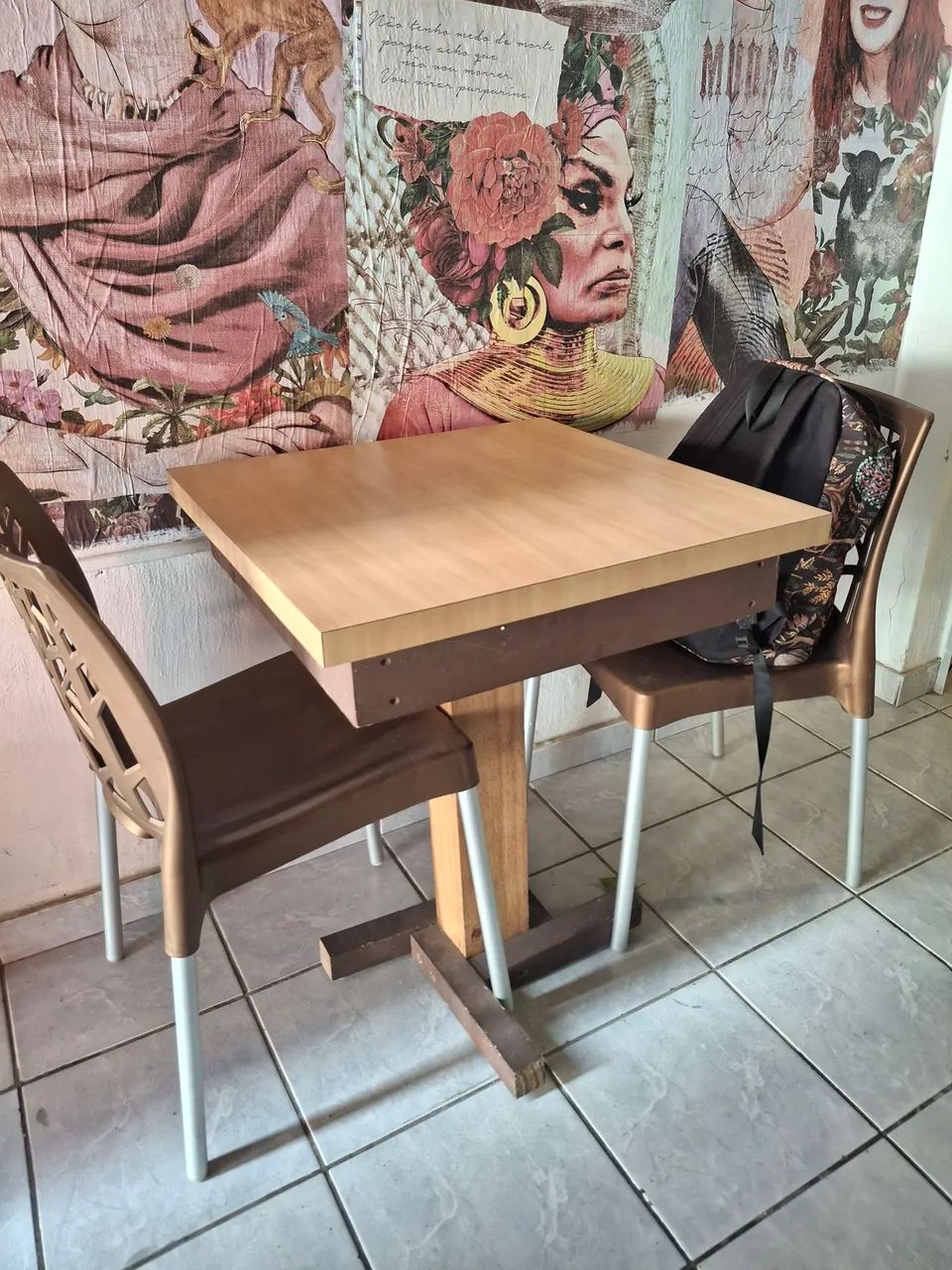 Mesa pequena de madeira 4 lugares 60x60x75