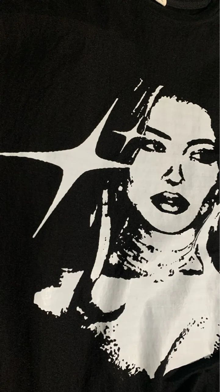 Camiseta preta com estampa Y2K