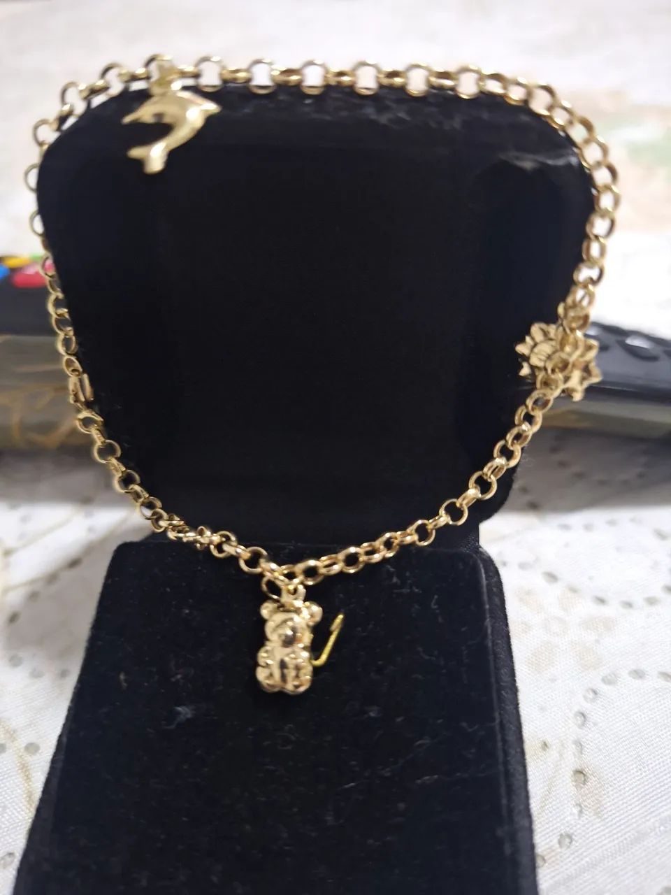 Pulseira de ouro com pingentes