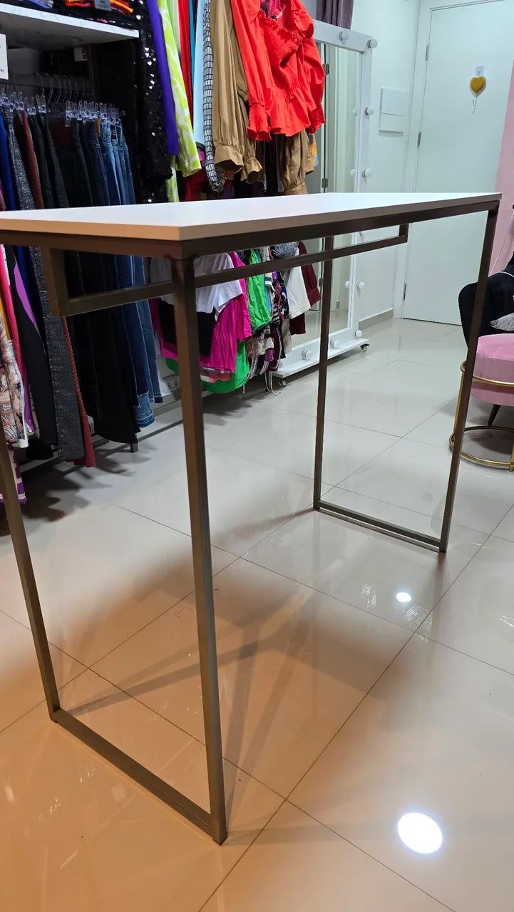 Mesa cabideiro arara