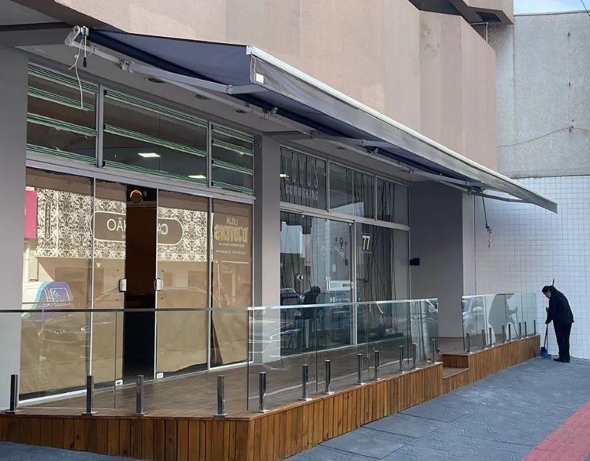 Toldo articulado com motor
