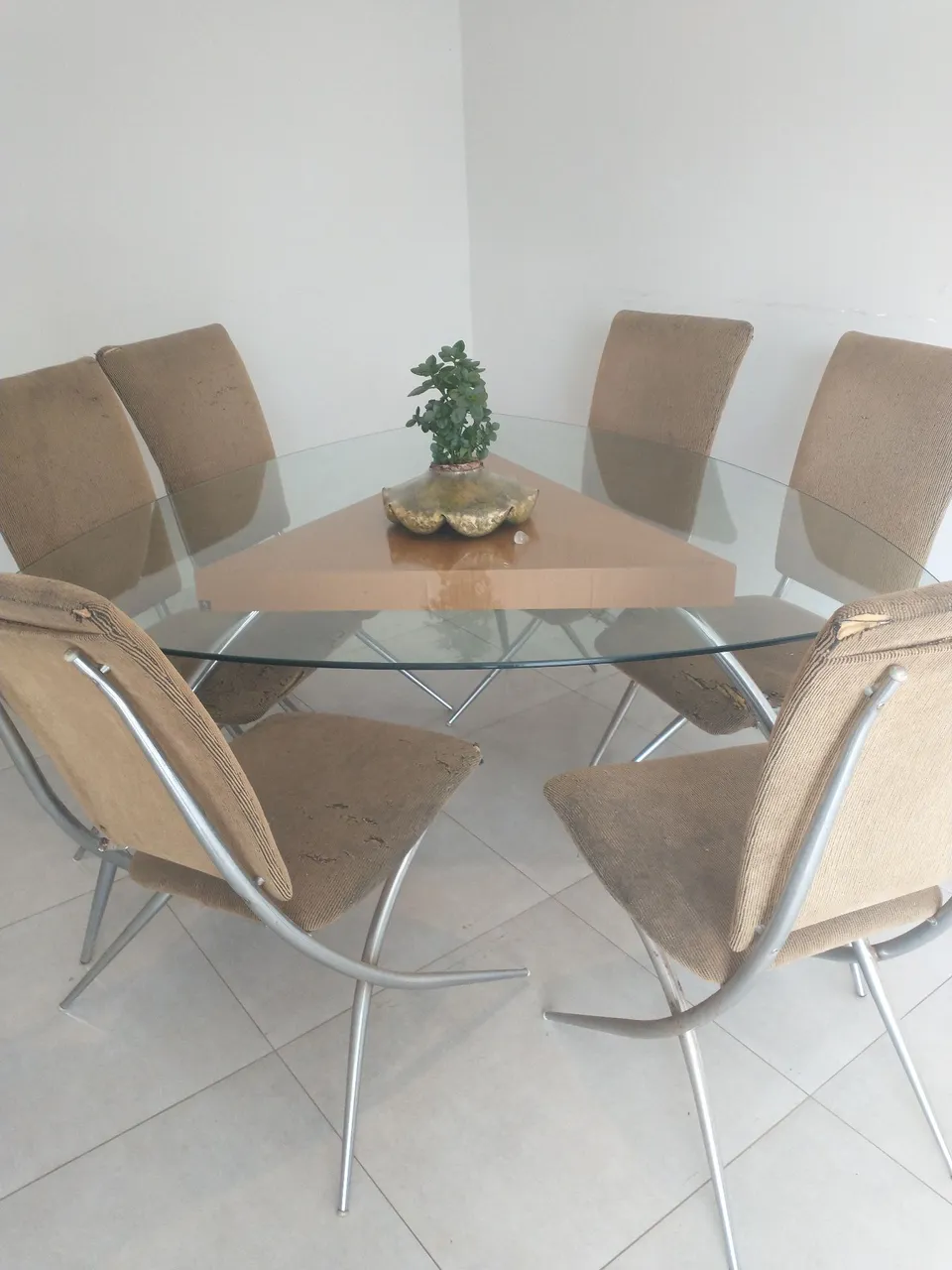 Mesa de jantar com tampo de vidro e cadeiras