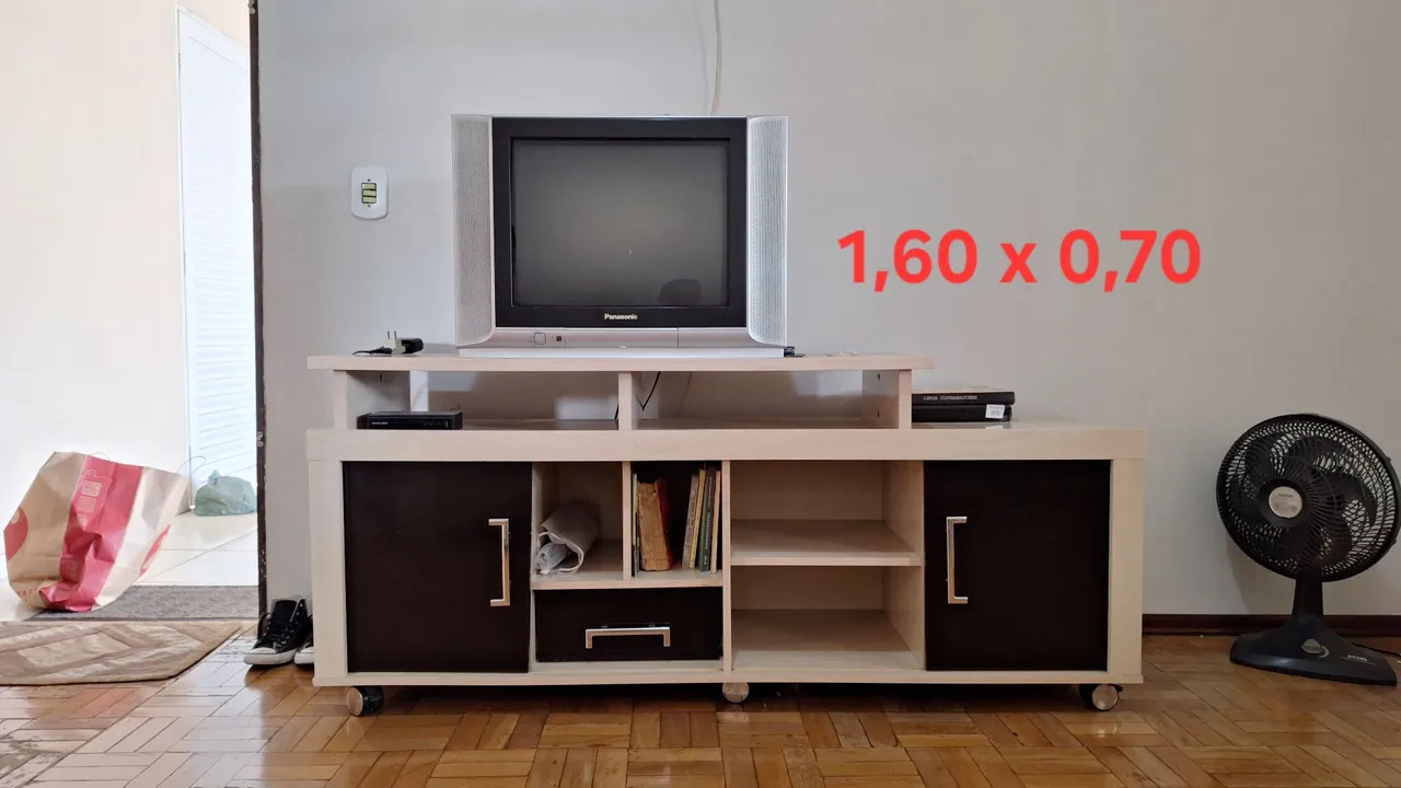 Rack de TV com Rodinhas - 1,60 x 0,70 metros