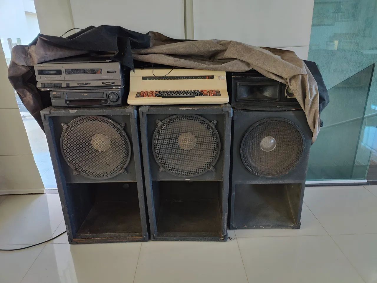 Caixas de som antigas e sistema de som