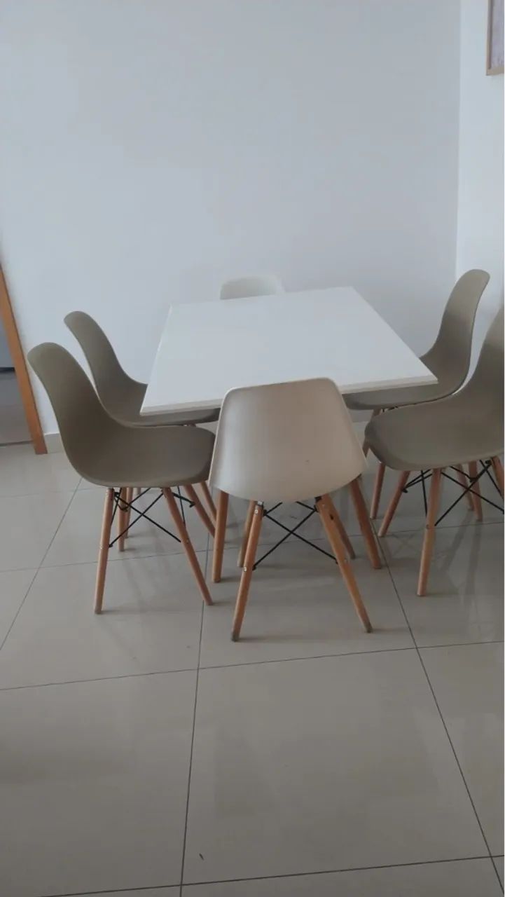 Mesa com 4 ou 6 cadeiras 