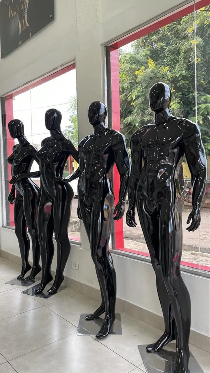 Manequins pretos para vitrine