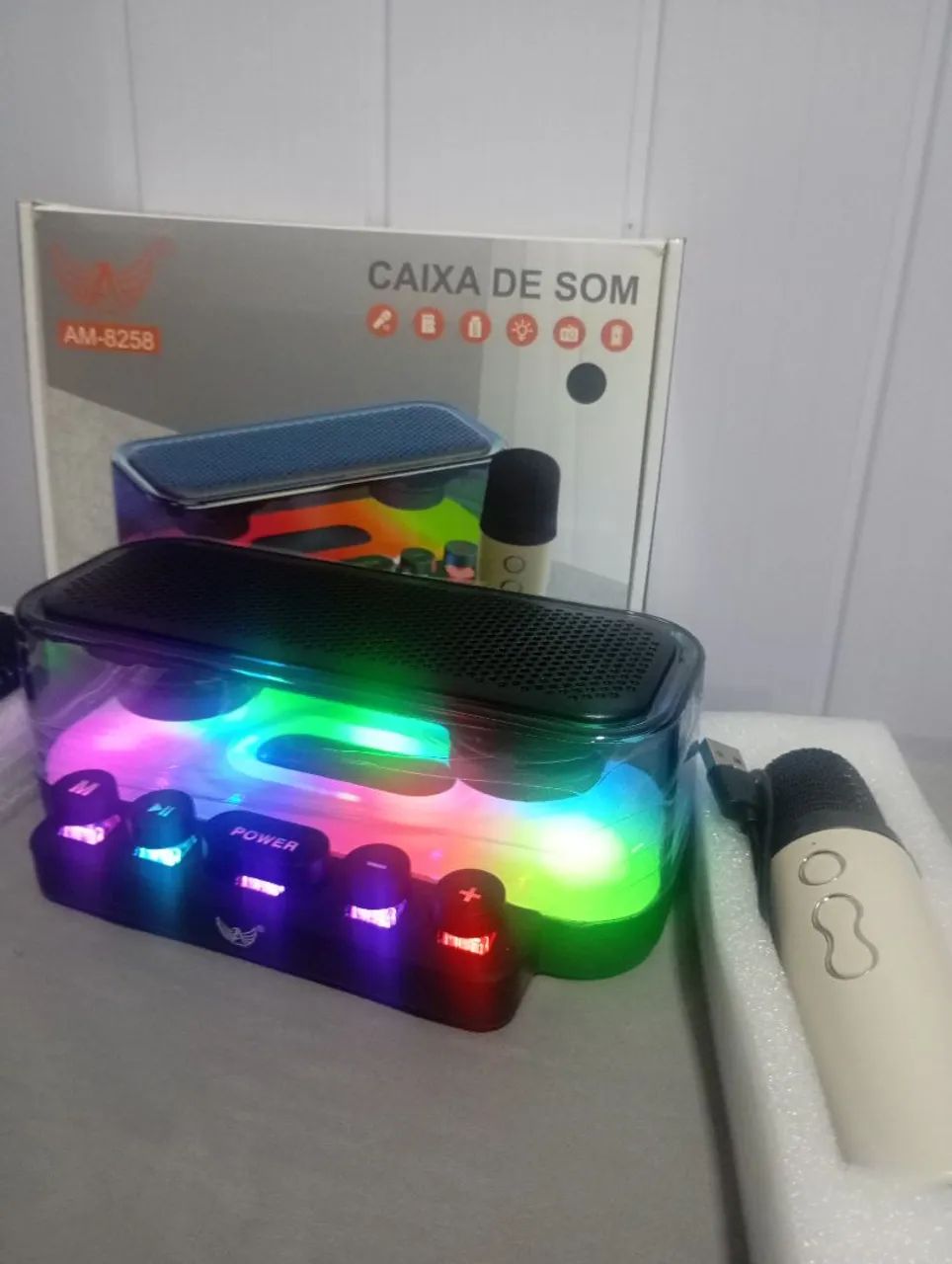 Caixa de som com Bluetooth rádio e dois microfones