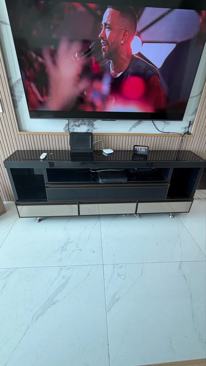 Rack para TV Grande com Tampo de Vidro e Gavetas Espelhadas