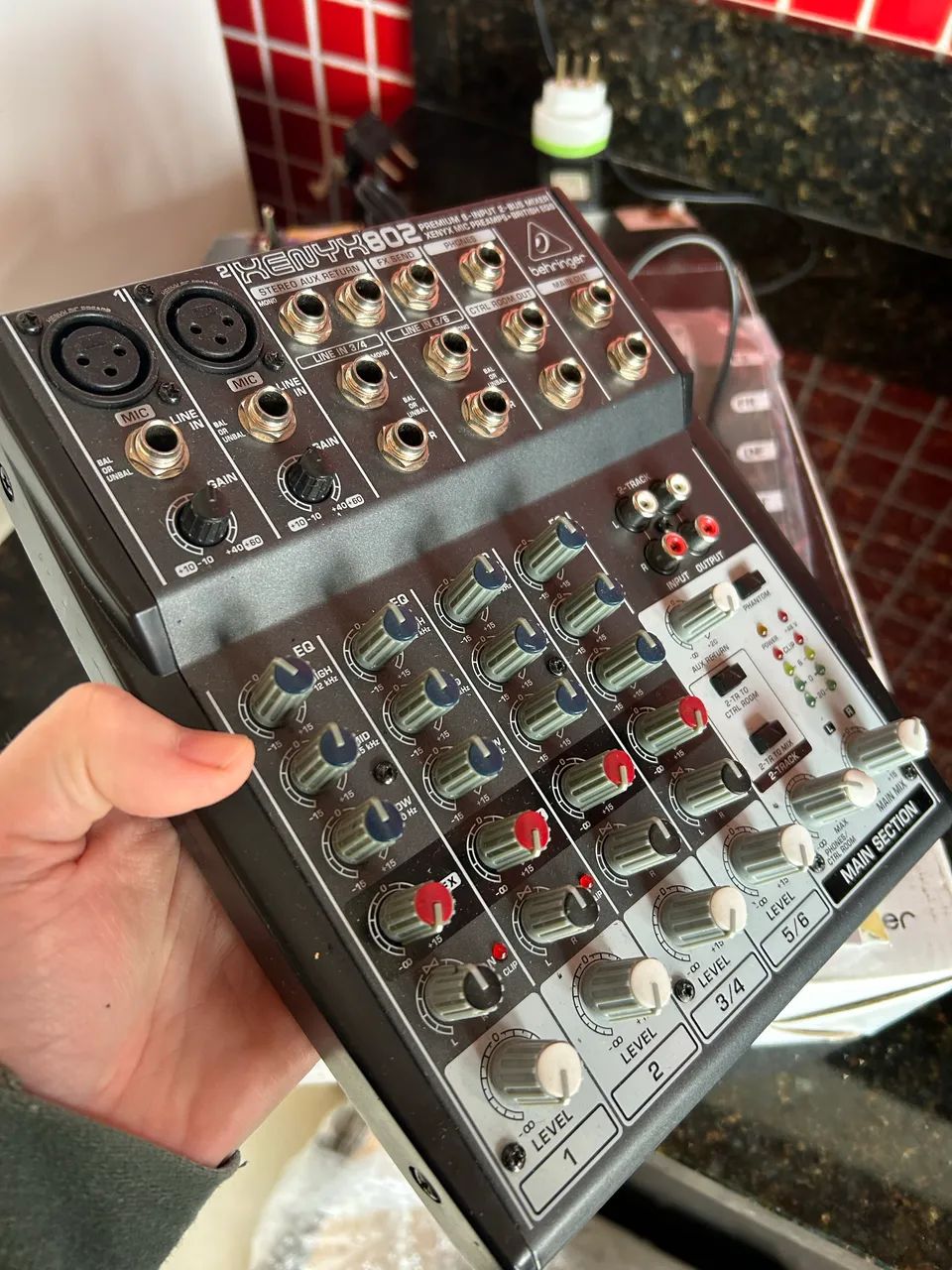 Mesa de som Behringer Xenix 802 na caixa  - Foto 5