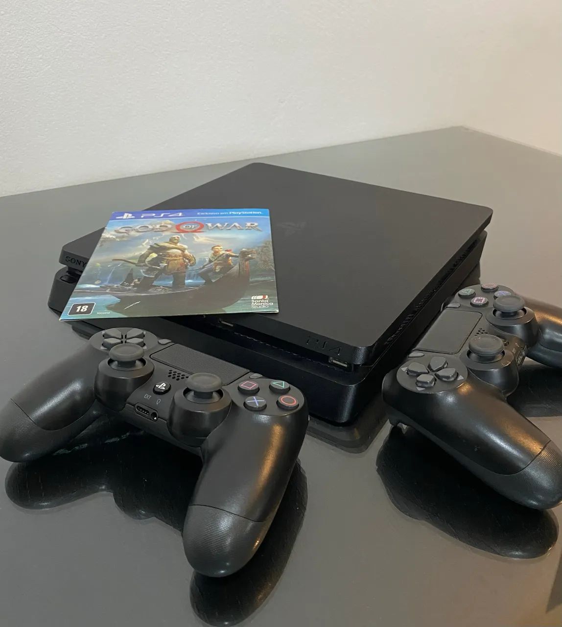 PlayStation 4 slim 1TB impecável com 2 controles e jogo  - Foto 3