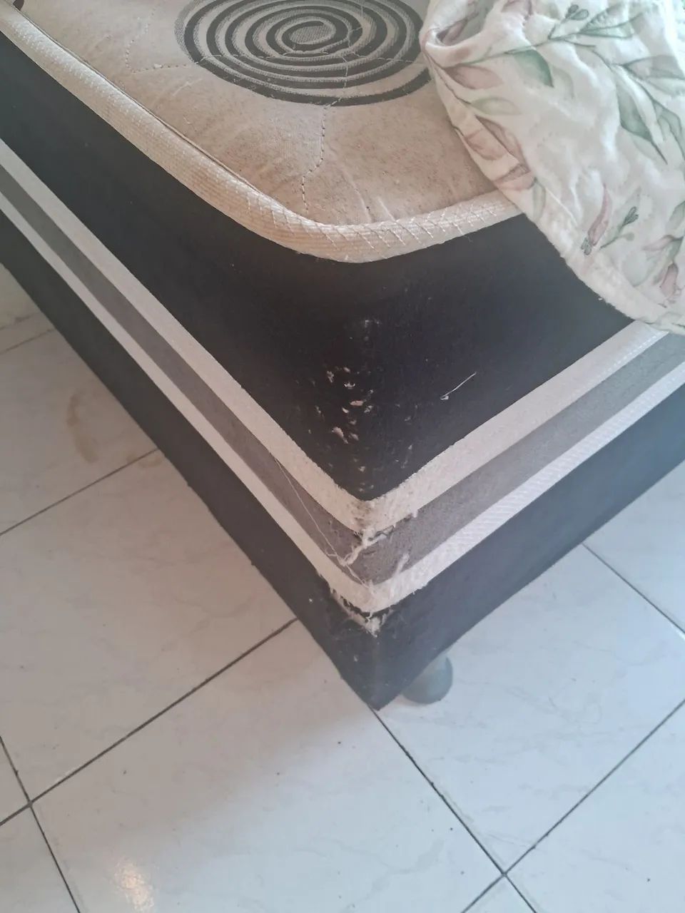 Cama box de solteiro. Usado porém confortável. Possui marcas de uso e leves avarias. - Foto 2