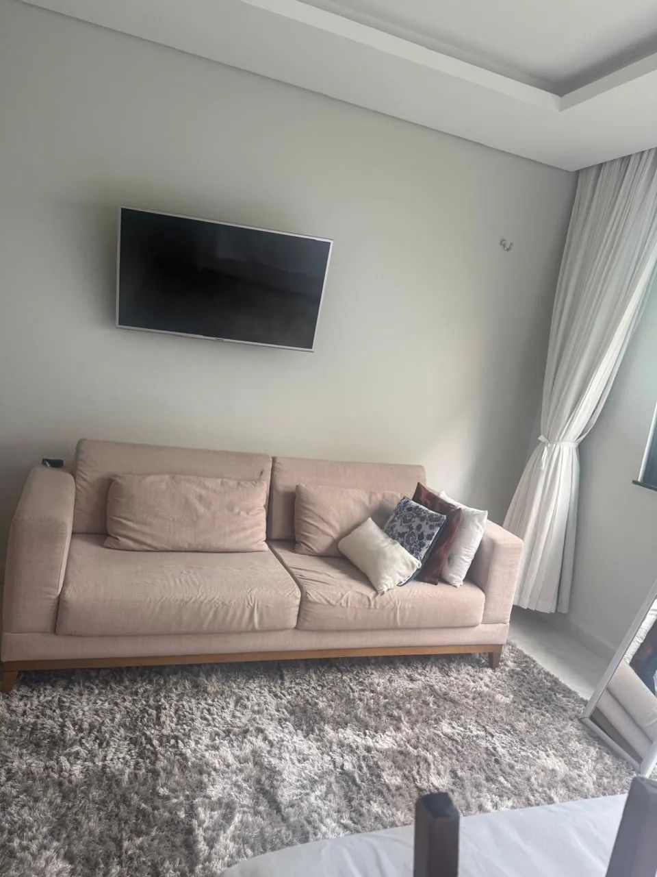 Sofá 3 lugares em linho com base de madeira - Foto 2