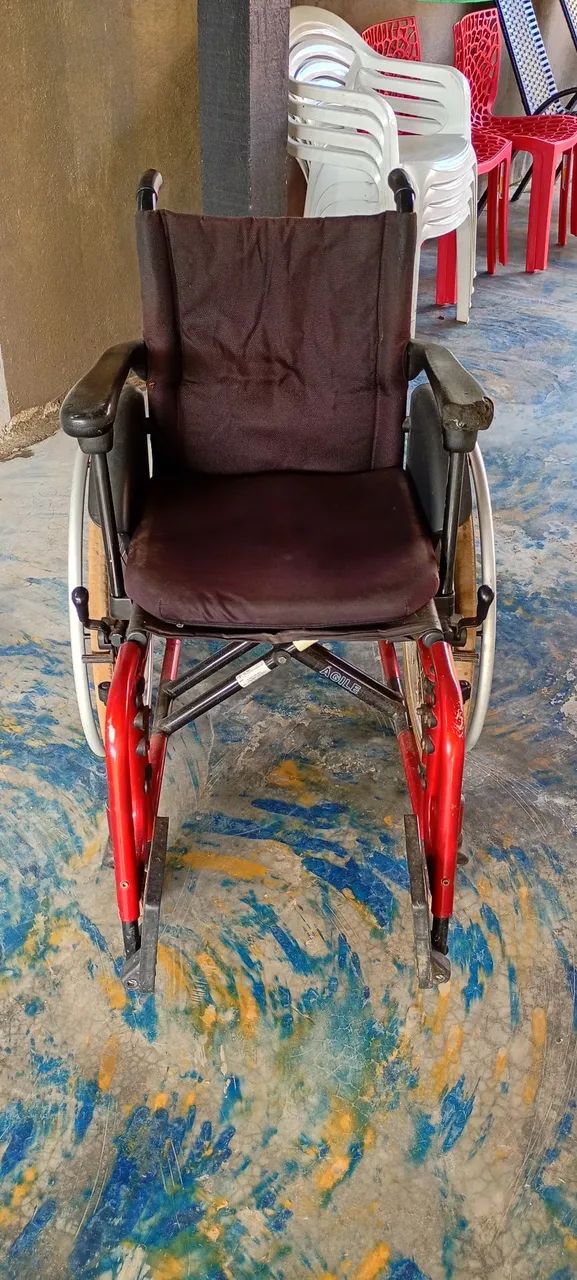 Vendo cadeira de rodas Normal e Motorizada - Foto 2