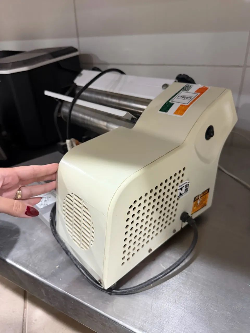 Laminador de Massas Elétrico 37cm Branco 220V Anodilar - Foto 2