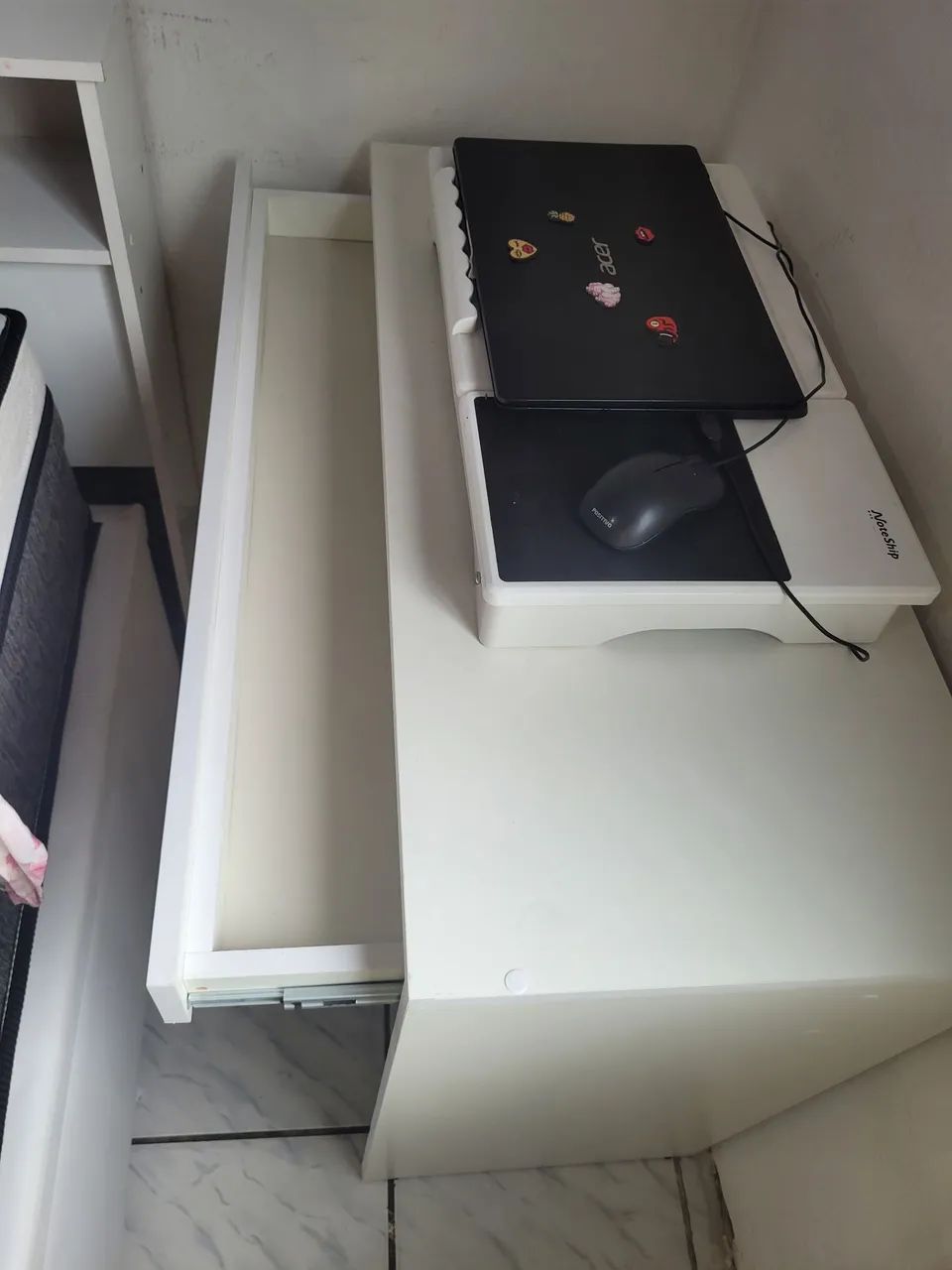 Mesa com gaveta