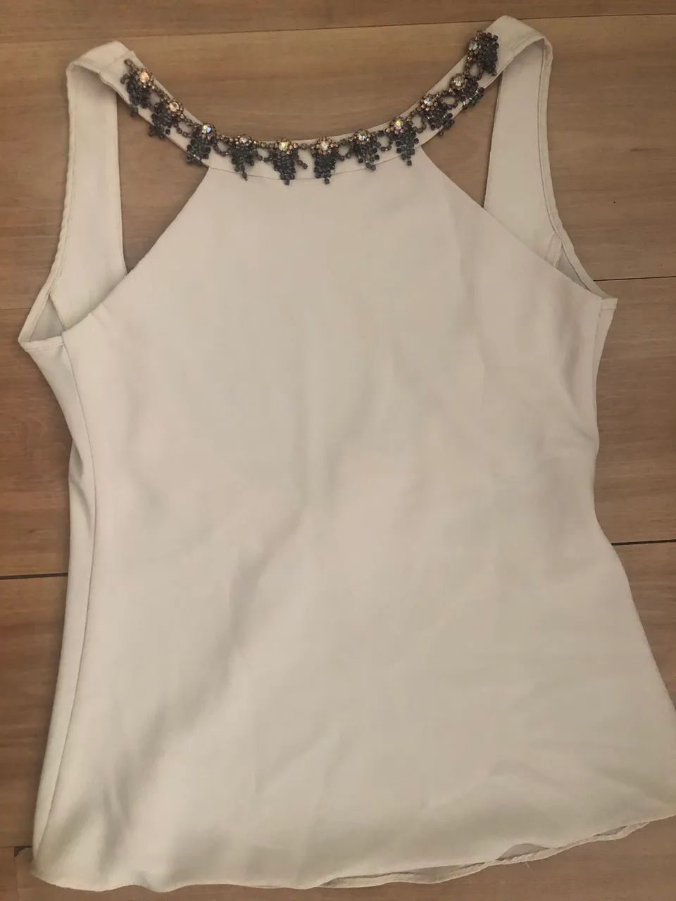Blusa bege com pedrarias  - Foto 5