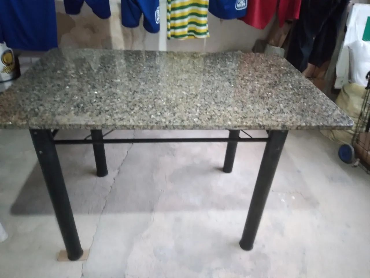 Mesa de mármore sem cadeiras.  - Foto 2