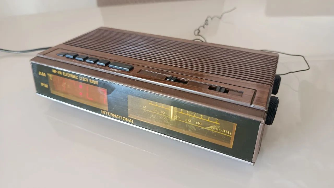 Rádio relógio antigo funcionando - Foto 4