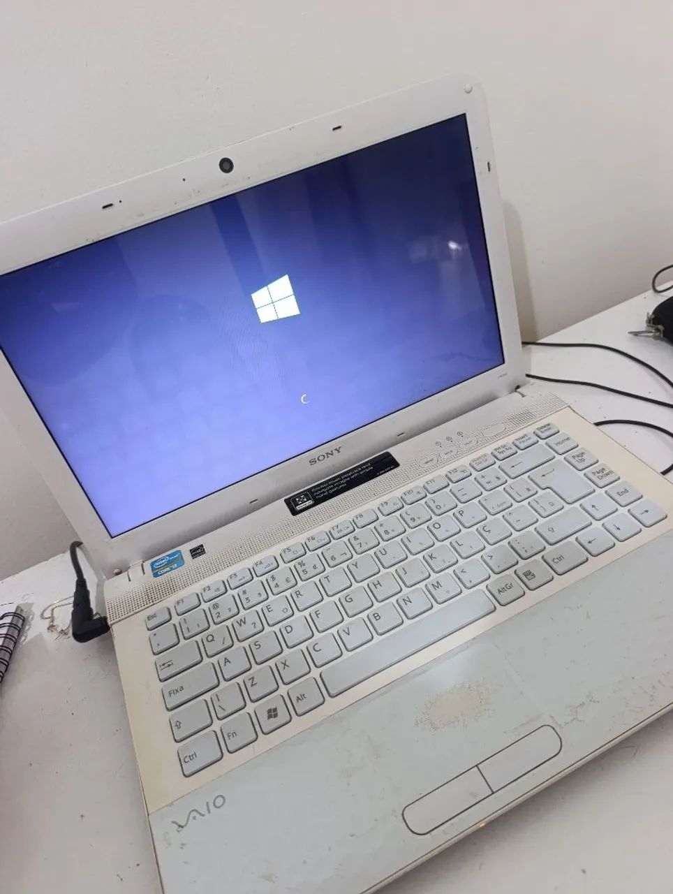 Notebook vaio Sony usado e com marcas de uso, funciona apenas conectado ao carregador.