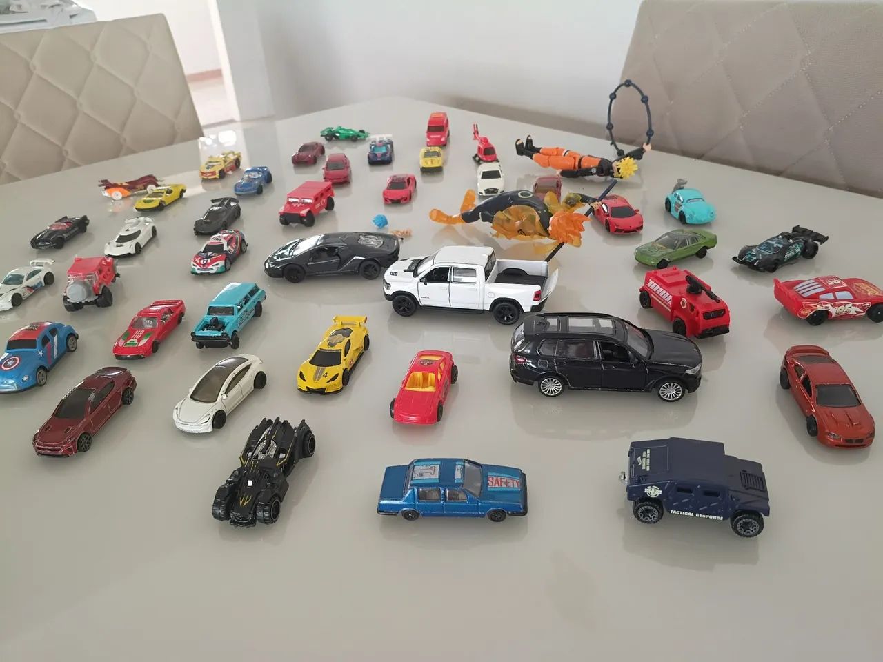Miniaturas hotwills e bonecos naturo