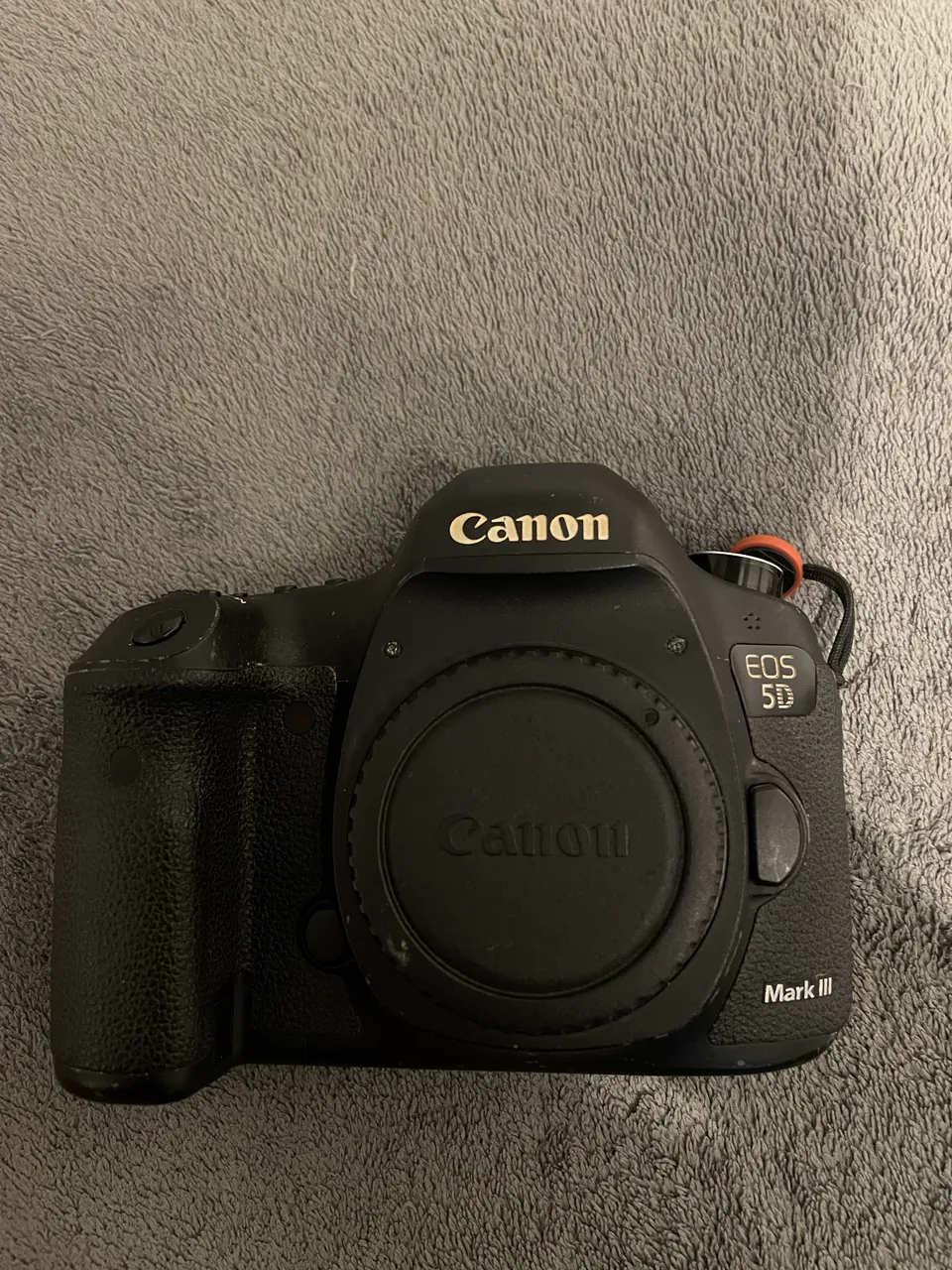 Canon EOS 5D Mark III + Lente EF 50mm f/1.4 USM + Caixa e