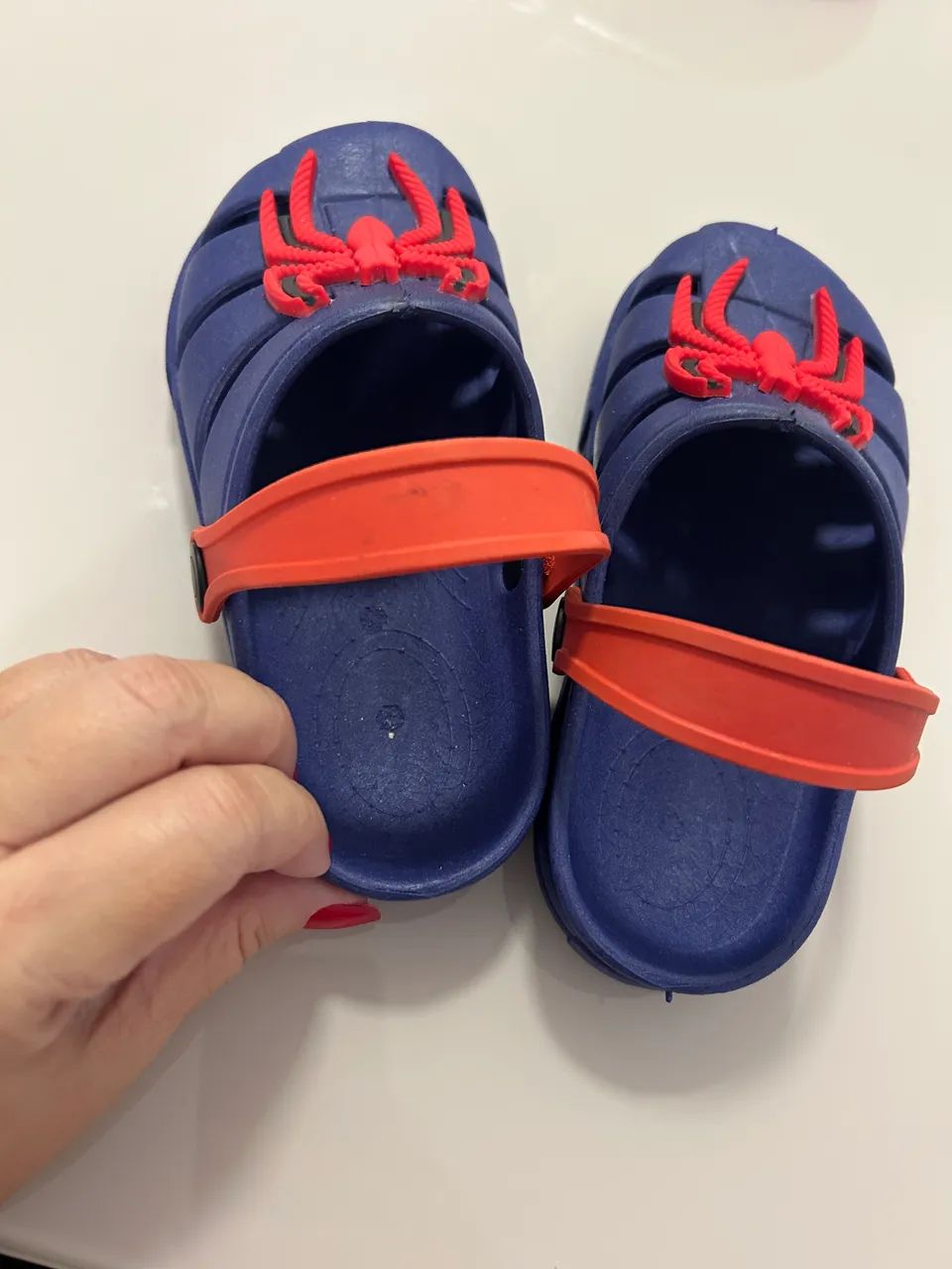 sandália tipo crocs infantil homem e aranha 
