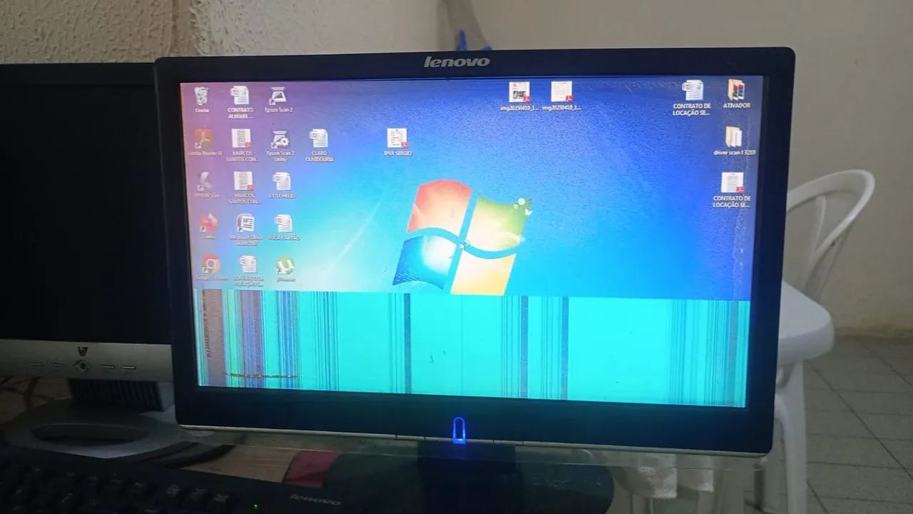 Monitor Lenovo 20 polegadas com manchas funcionando 
