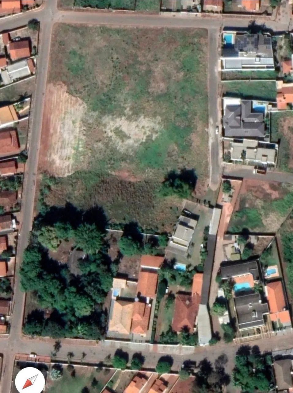 Vendo Terreno em Poconé (Centro, próximo à praça principal).