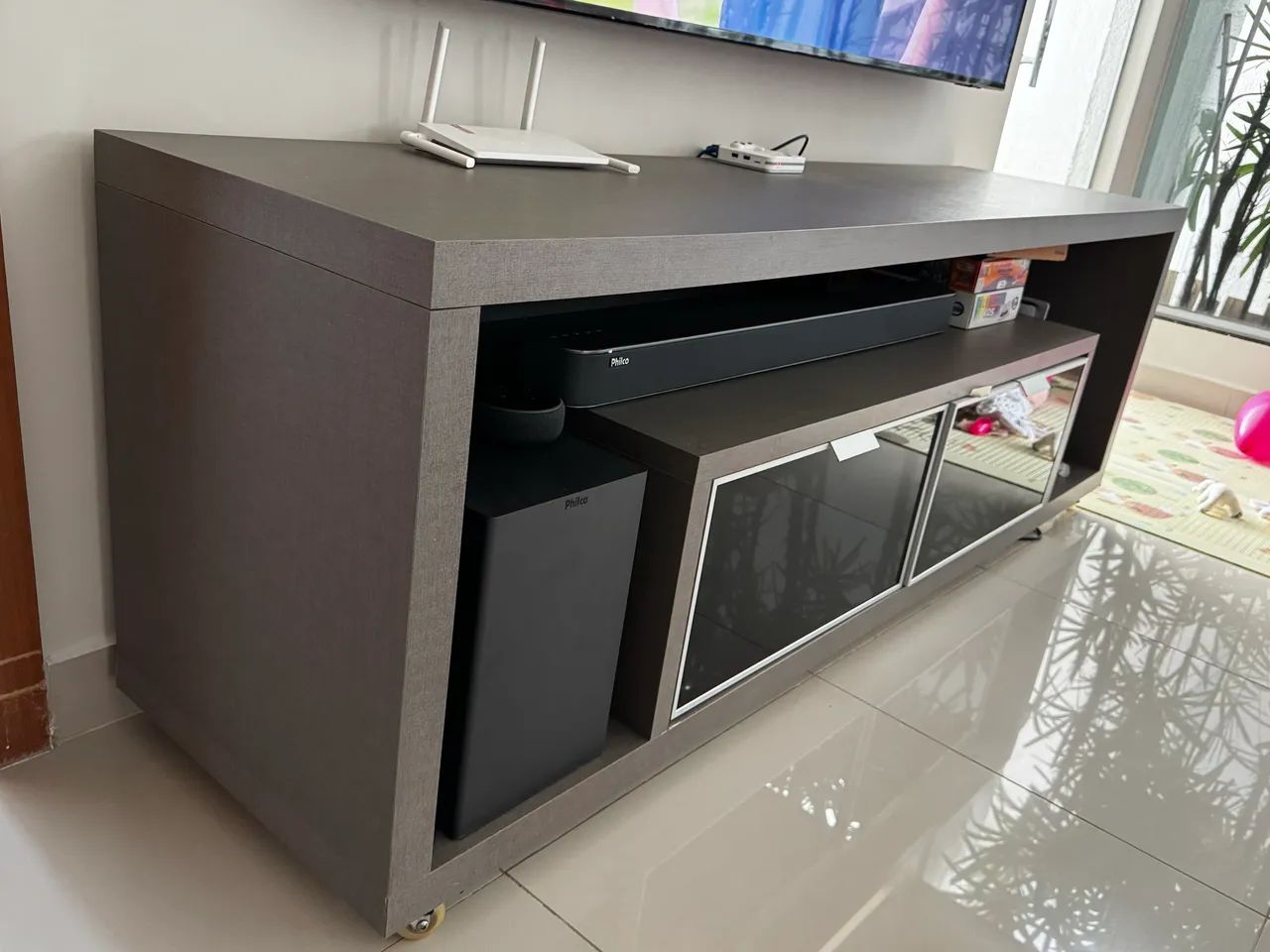 Rack com prateleira para sala TV 