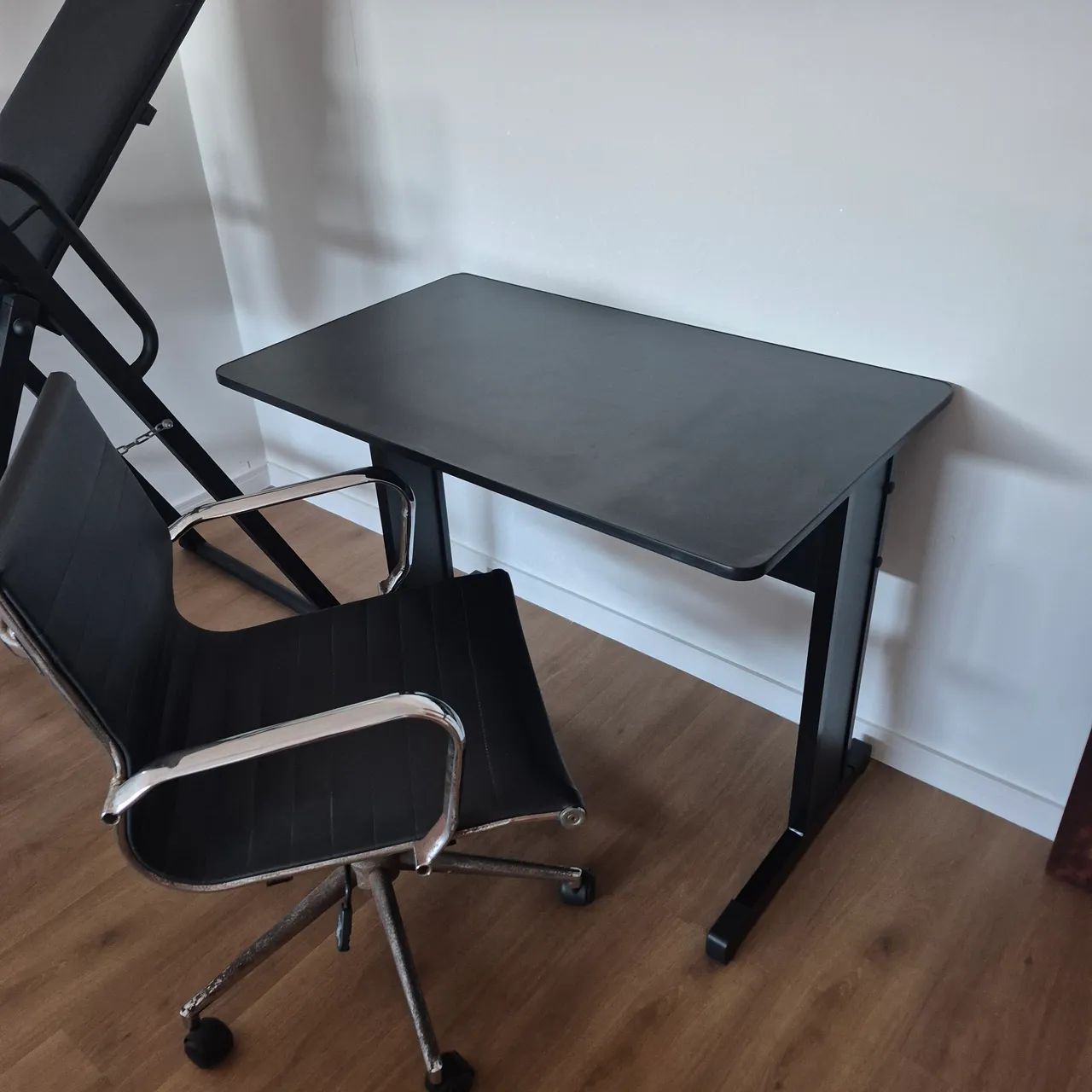 Mesa e cadeira de escritorio