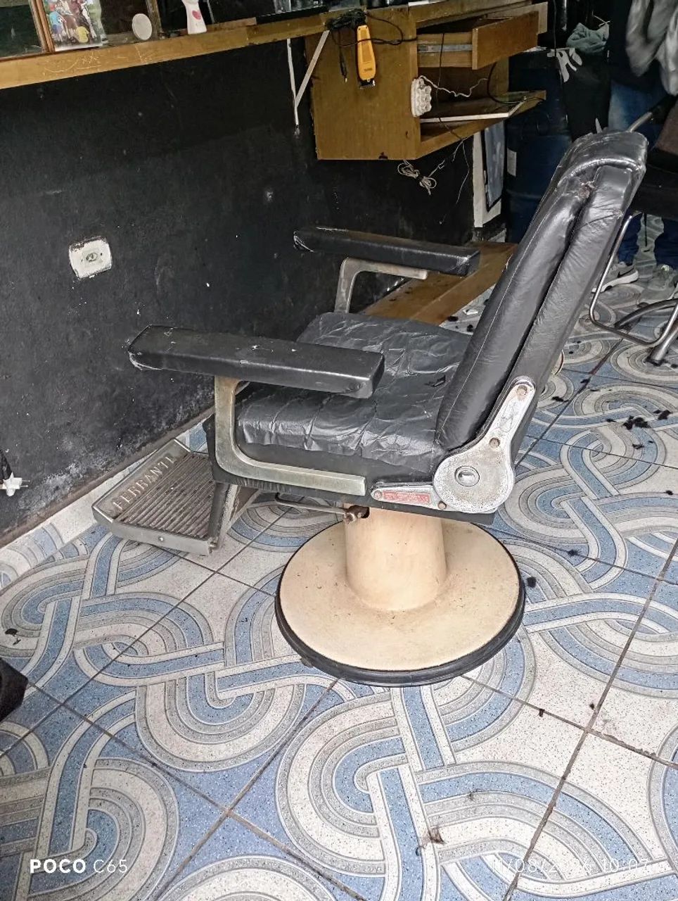 Vende se uma cadeira de barbeiro ferrante ou troca se - Foto 3