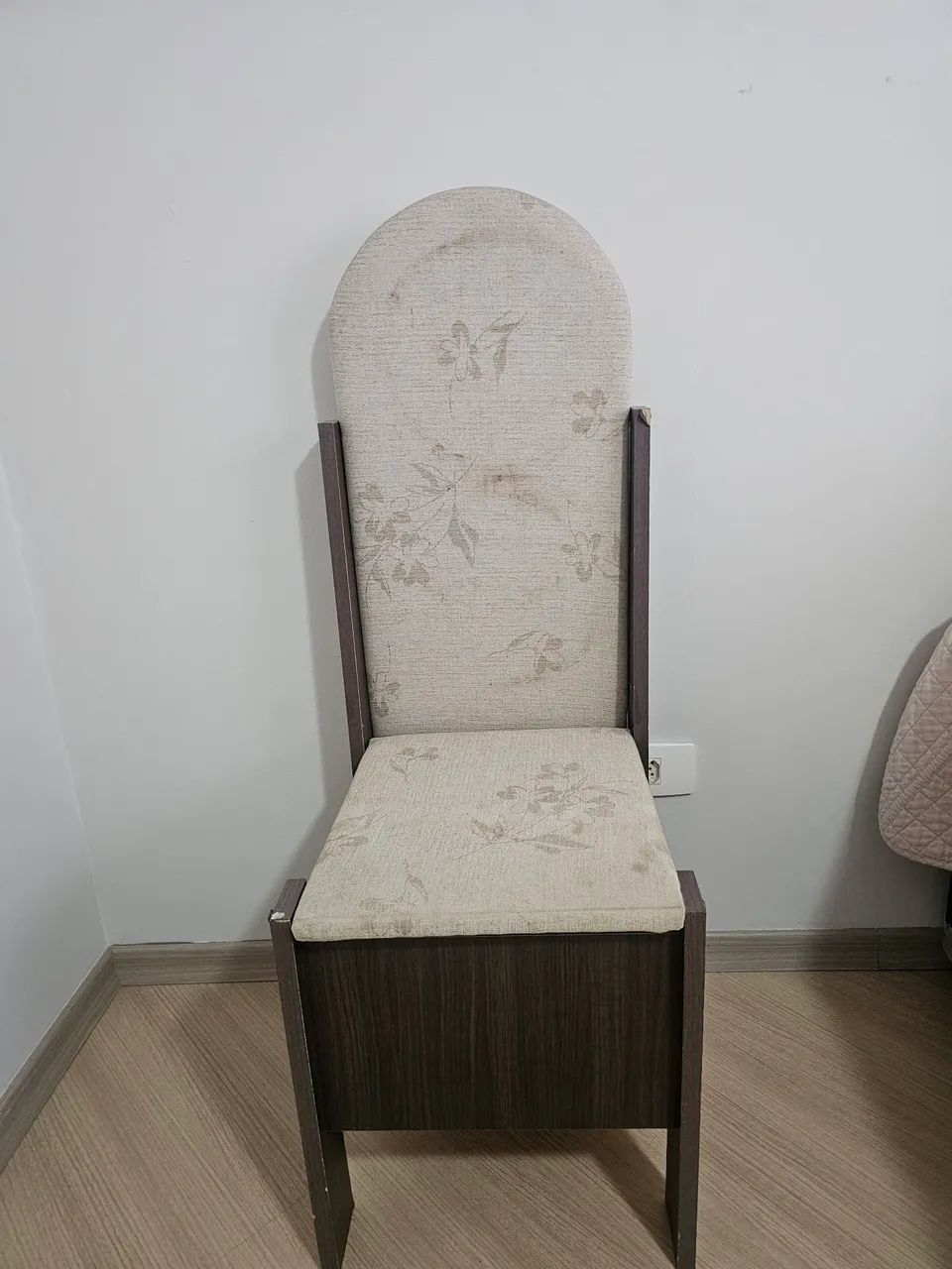 Cadeira com Tábua de Passar Embutida e Baú Organizador
