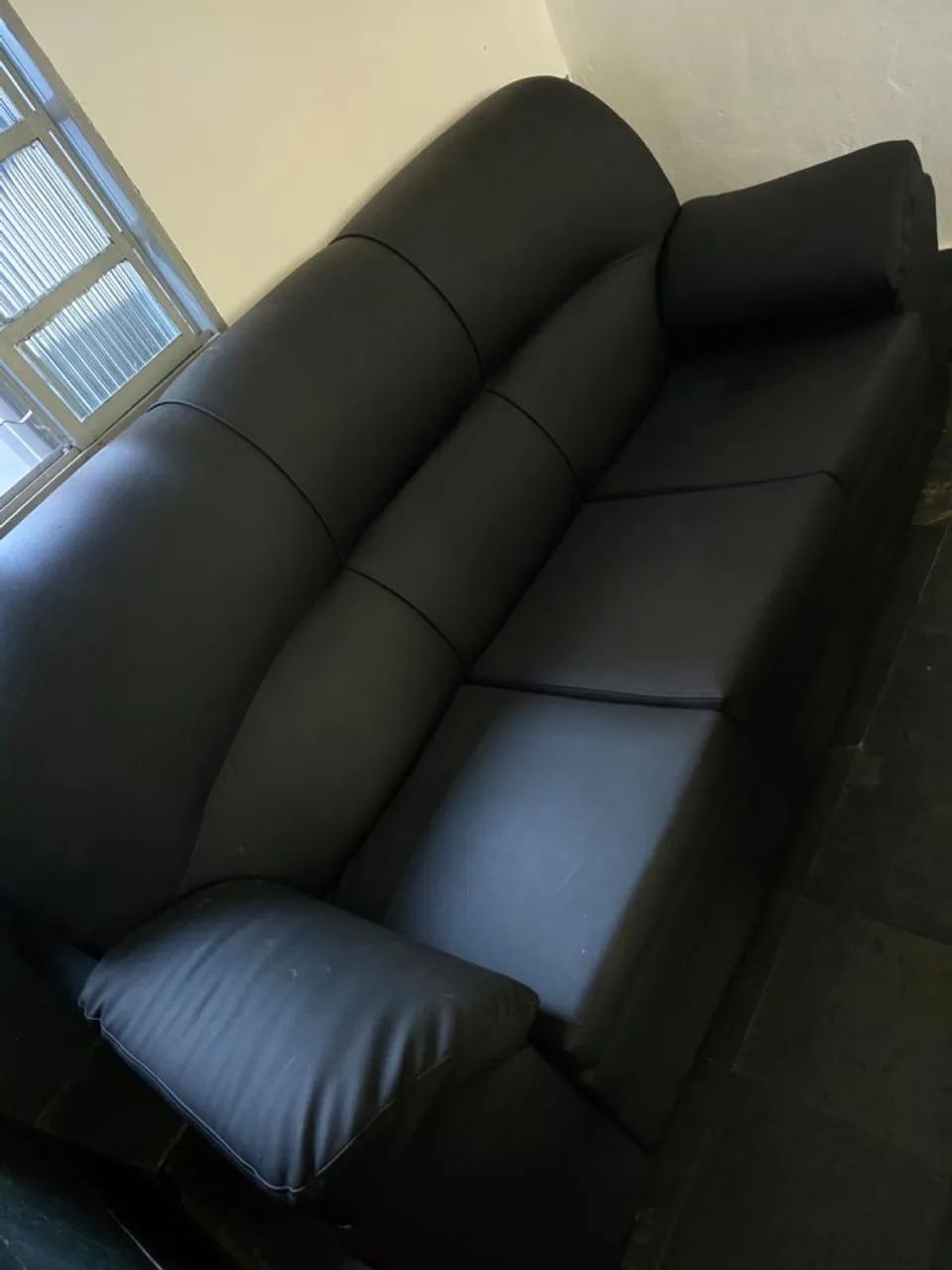 Sofá courino preto 