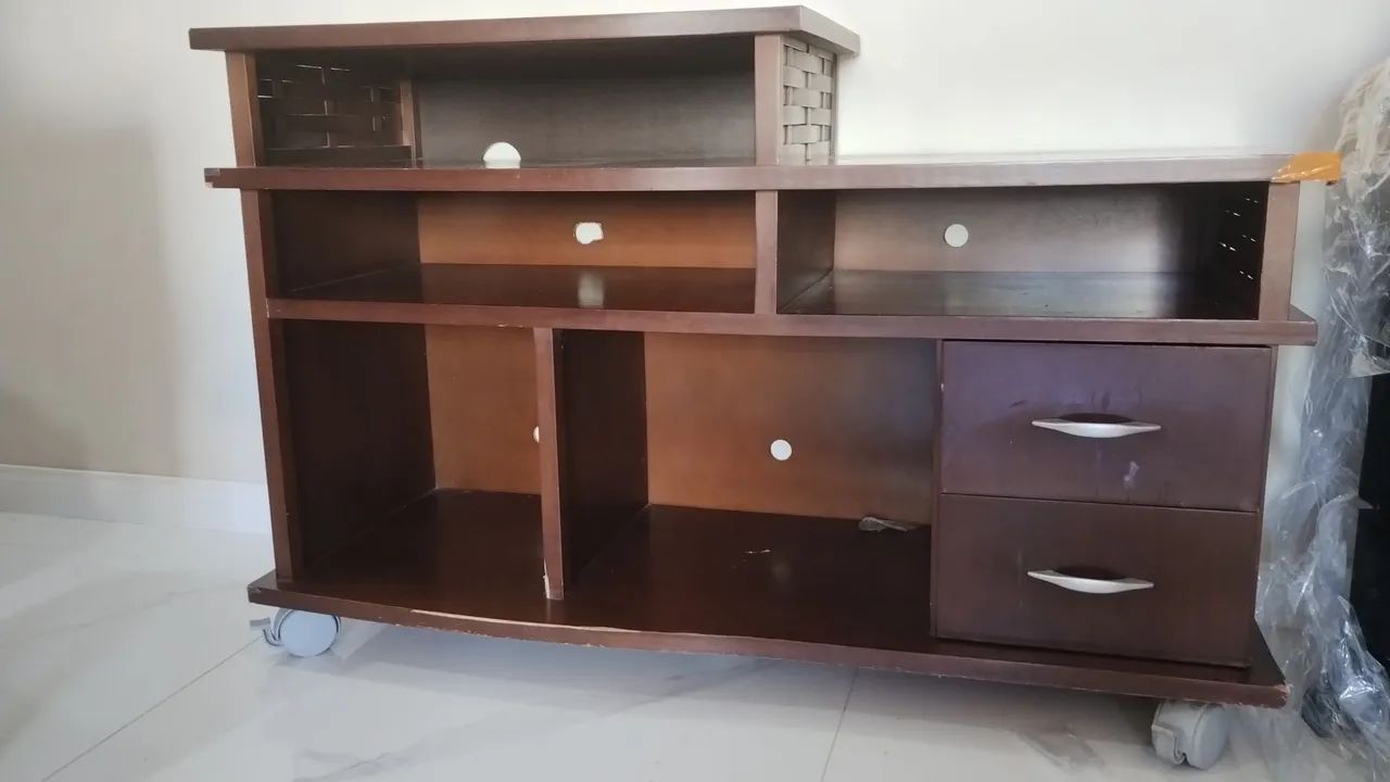 Rack amadeirado.