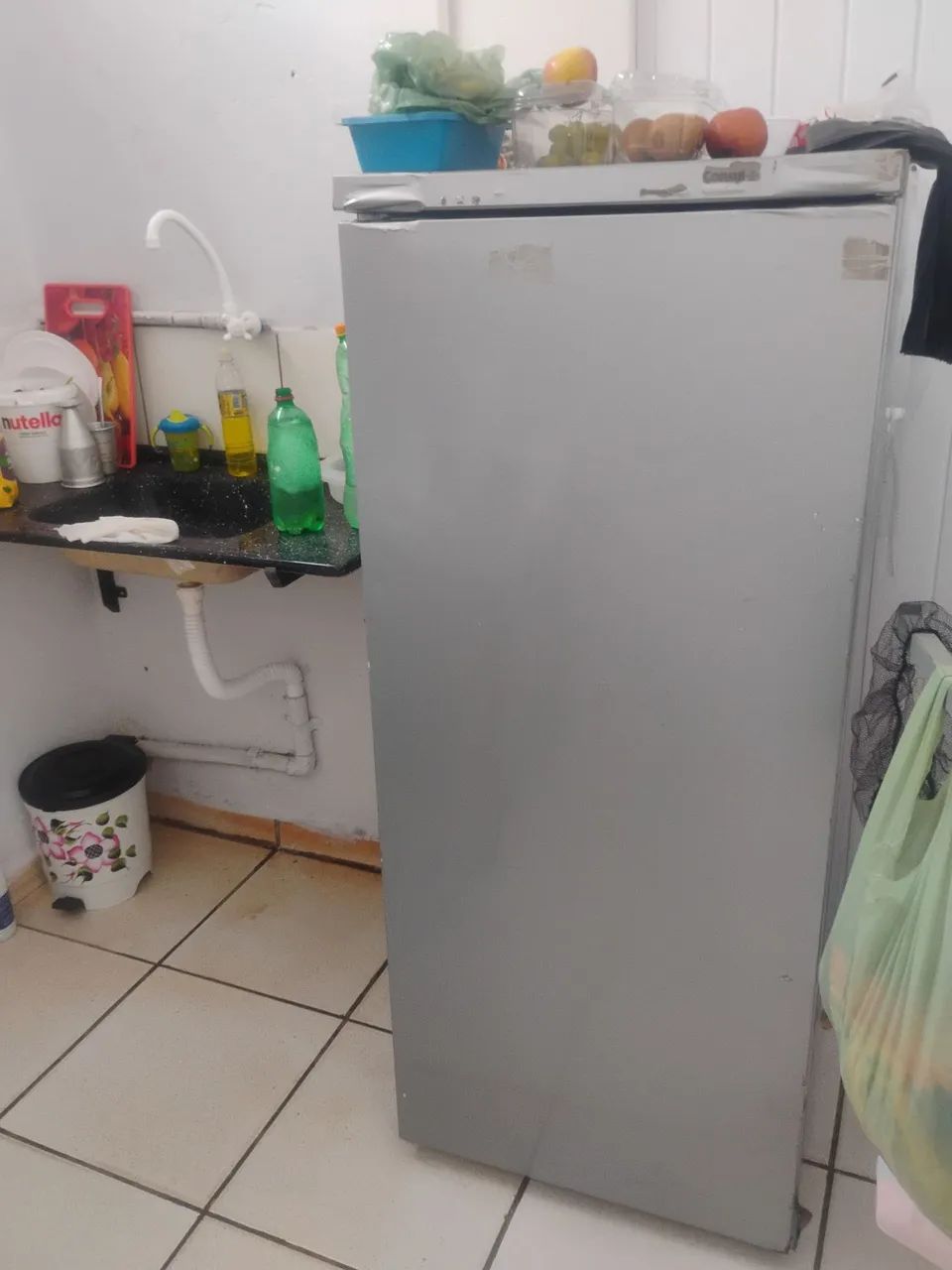 Freezer vertical 220 watts , ( trocar borracha e pé )