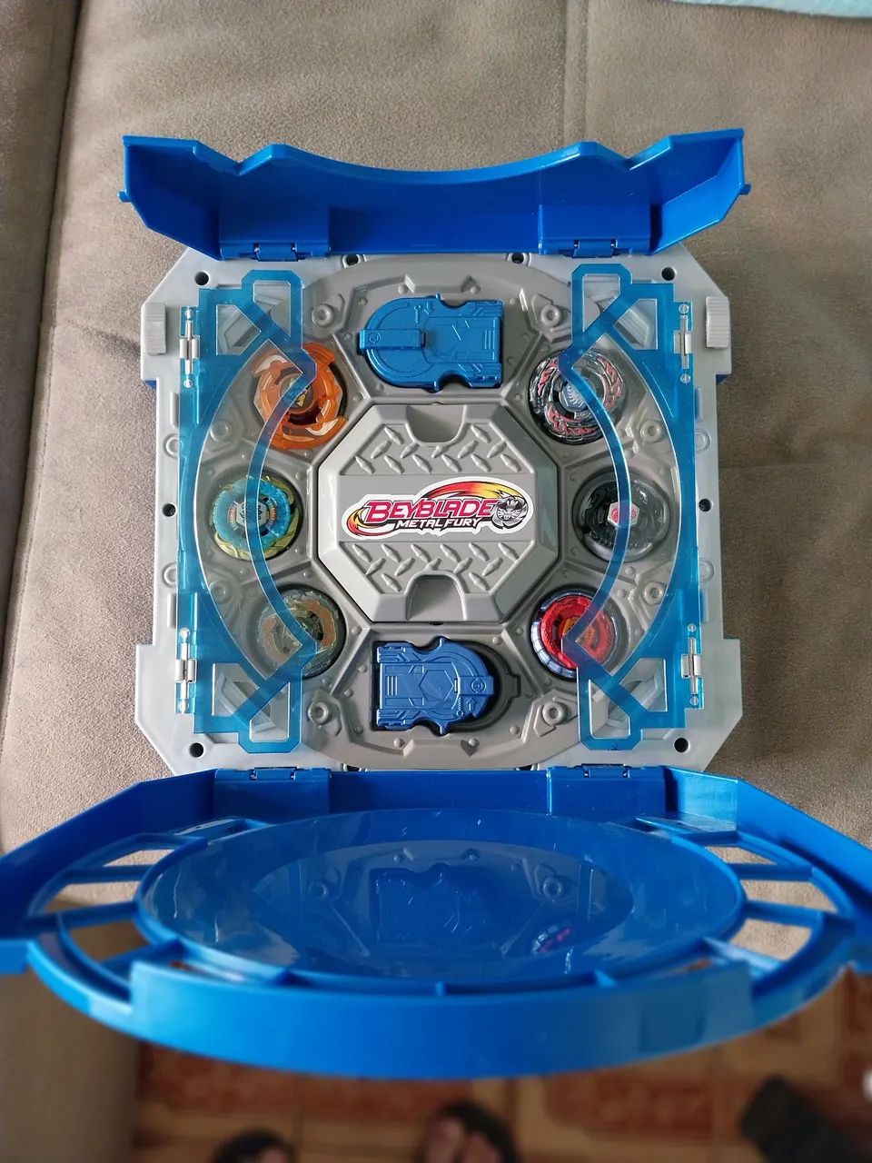 BeyBlade, Maleta, Arena, peões e  suportes. - Foto 3