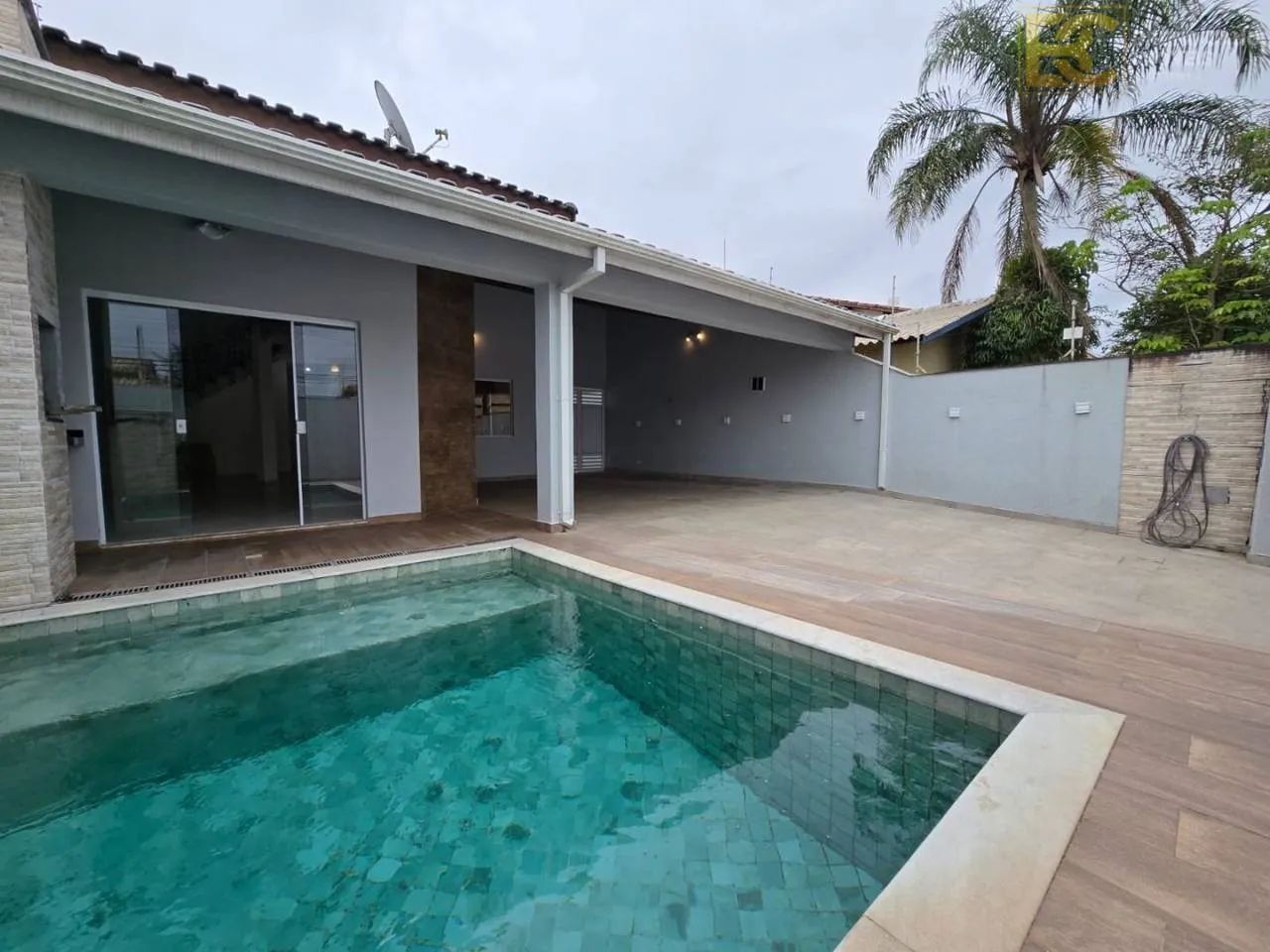 Casa com churrasqueira e 3 quartos a 7000 metros da praia!