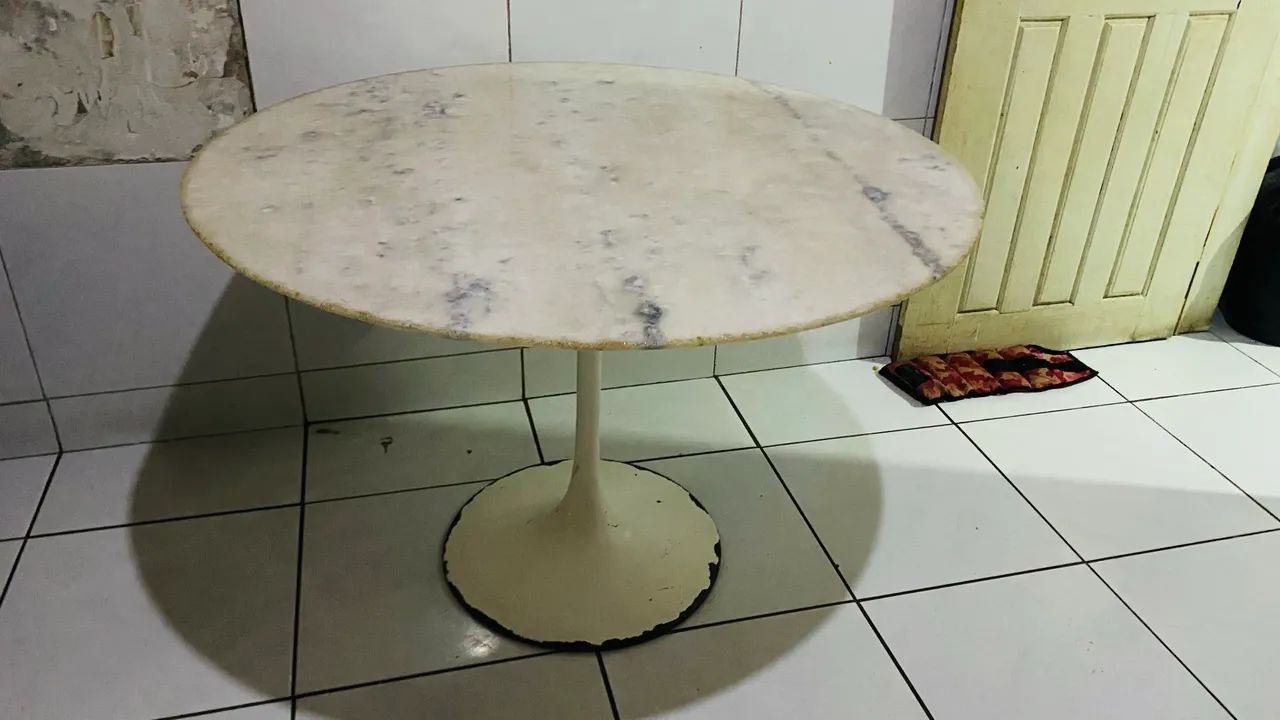 Mesa redonda com tampo de mármore e base de ferro - Foto 4
