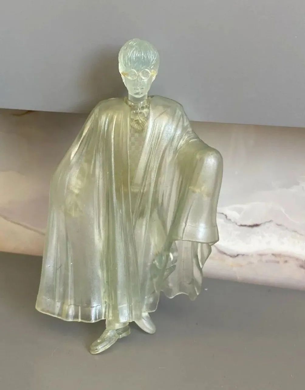 Boneco Harry Potter com capa da invisibilidade 
