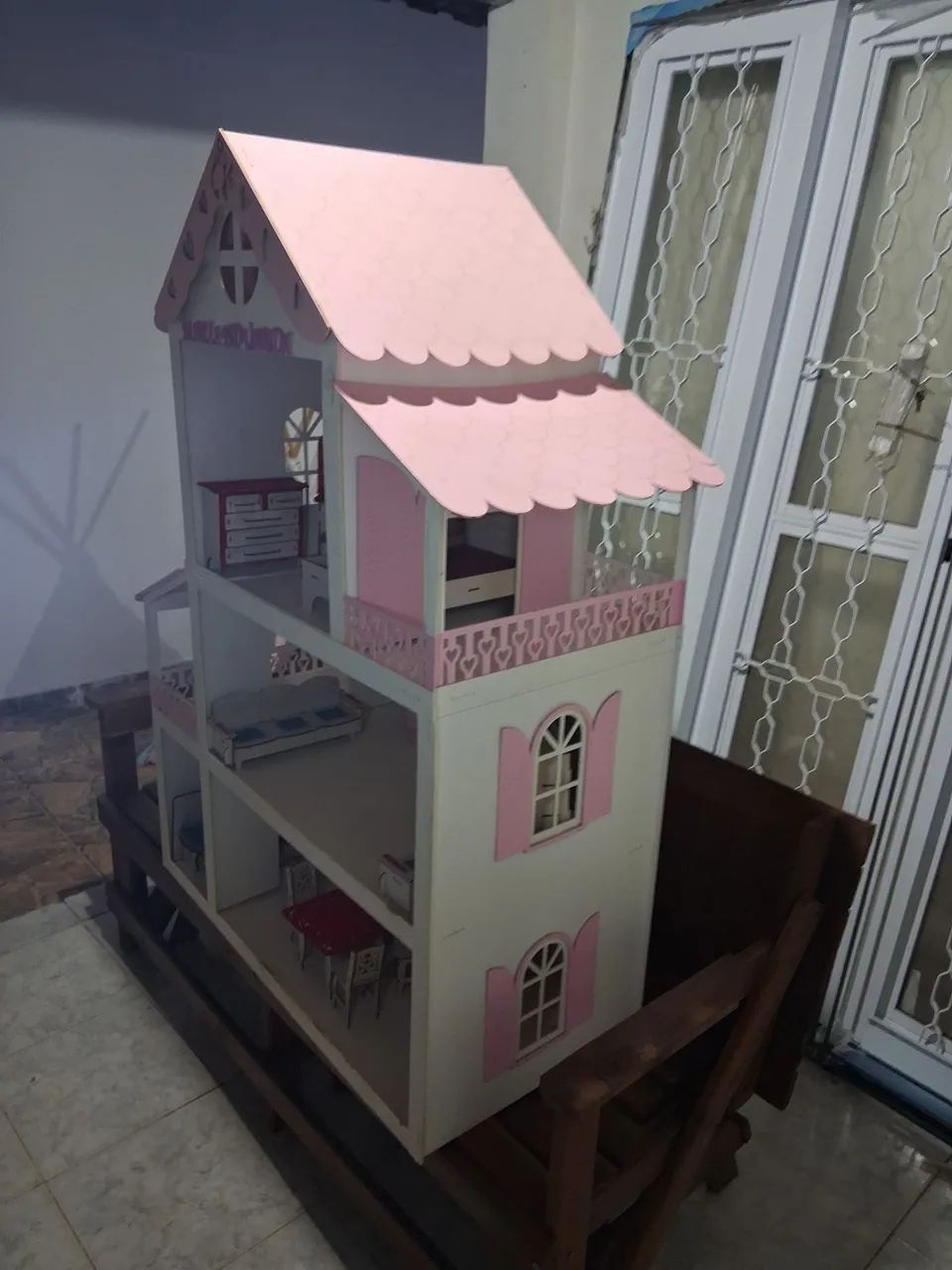 Casa de bonecas com móveis.  - Foto 2