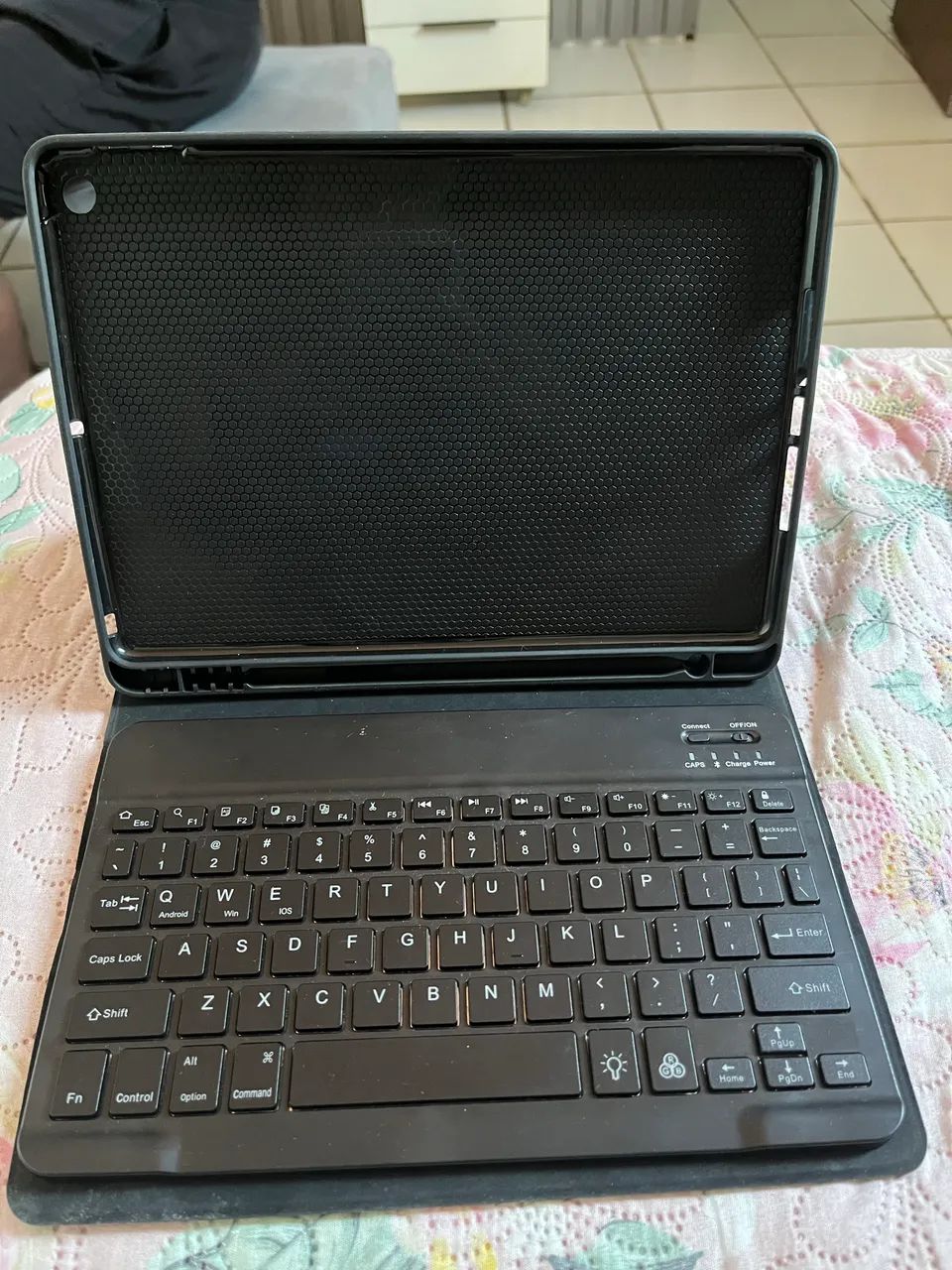 Capa com Teclado Bluetooth para Tablet - Preta